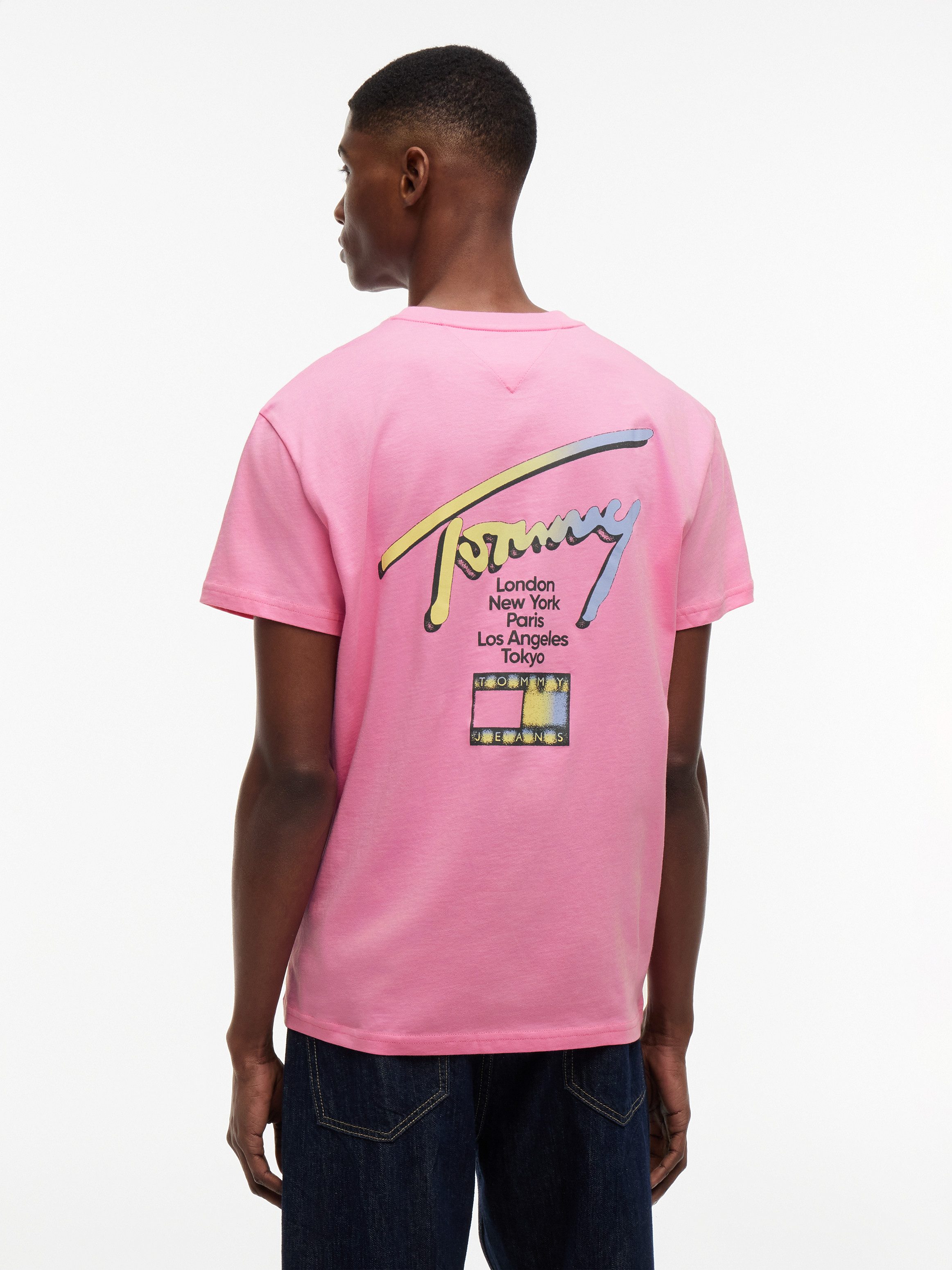 Tommy Jeans T-Shirt TJM REGULAR CITY SIGNATURE mit Tommy-Signatur-Logo auf dem Rücken