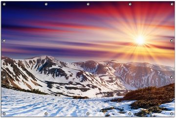 Wallario Sichtschutzzaunmatten Farbenfroher Sonnenuntergang im Winter - Schnee in den Bergen