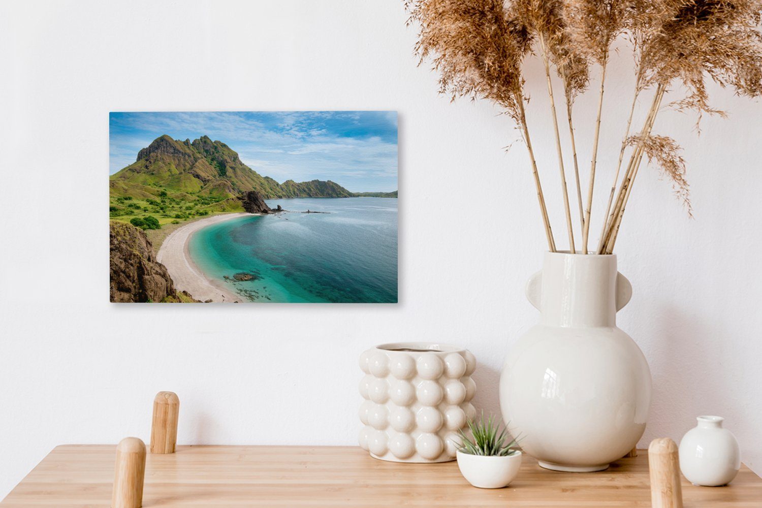 Berg Insel cm indonesischen auf Leinwandbilder, Wanddeko, Leinwandbild Wandbild dem Komodo, St), der Aufhängefertig, OneMillionCanvasses® unter (1 Strand Perlweißer 30x20