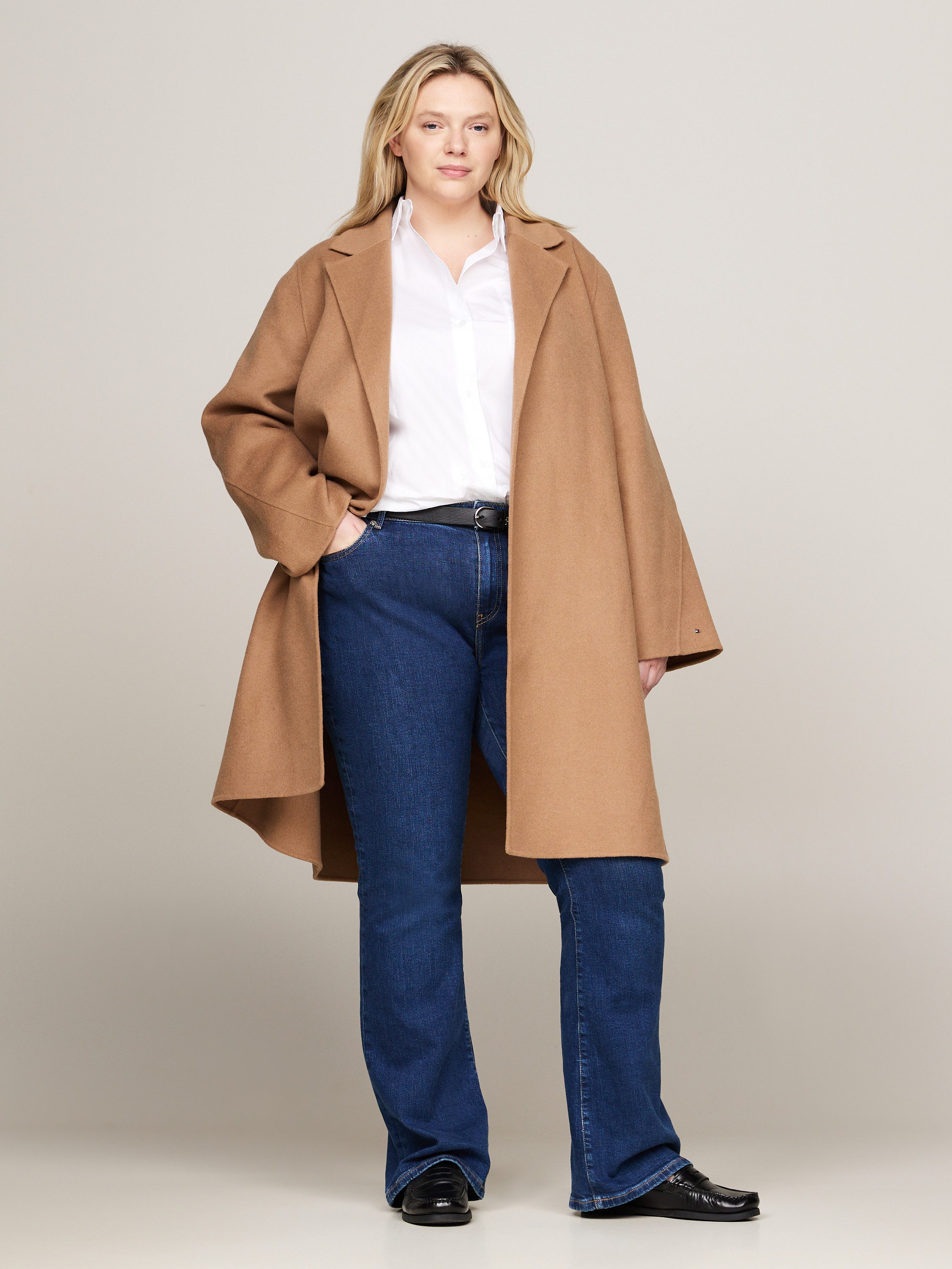 Tommy Hilfiger Curve Kurzmantel CRV REG DF WOOL BELTED COAT in Großen Größen, mit Gürtel, Gestanztes Tommy Logo am Rücken