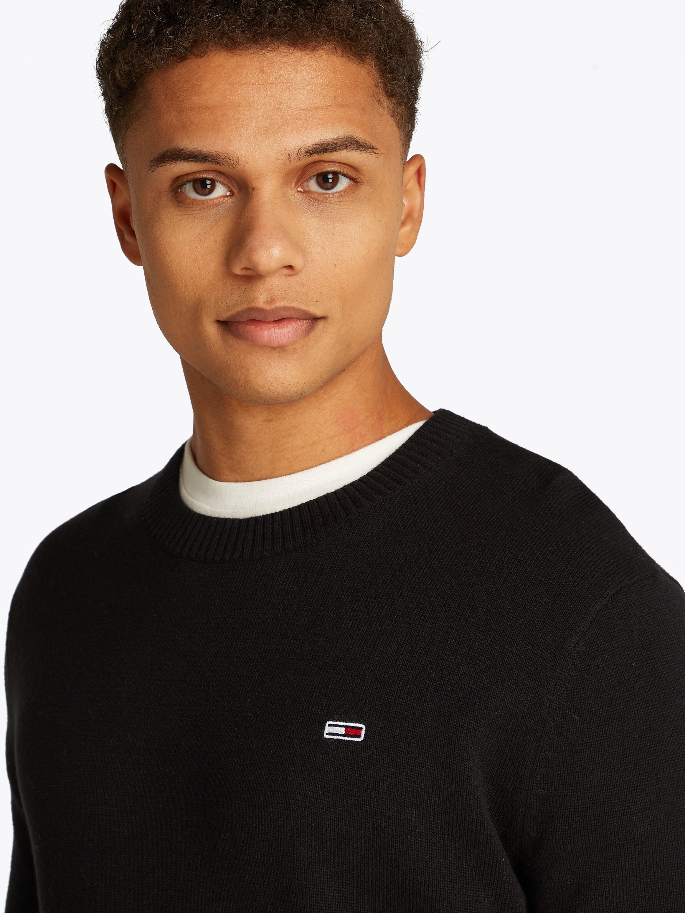 Tommy Jeans Rundhalspullover TJM SLIM ESSENTIAL LIGHT SWEATER mit Flag-Patch