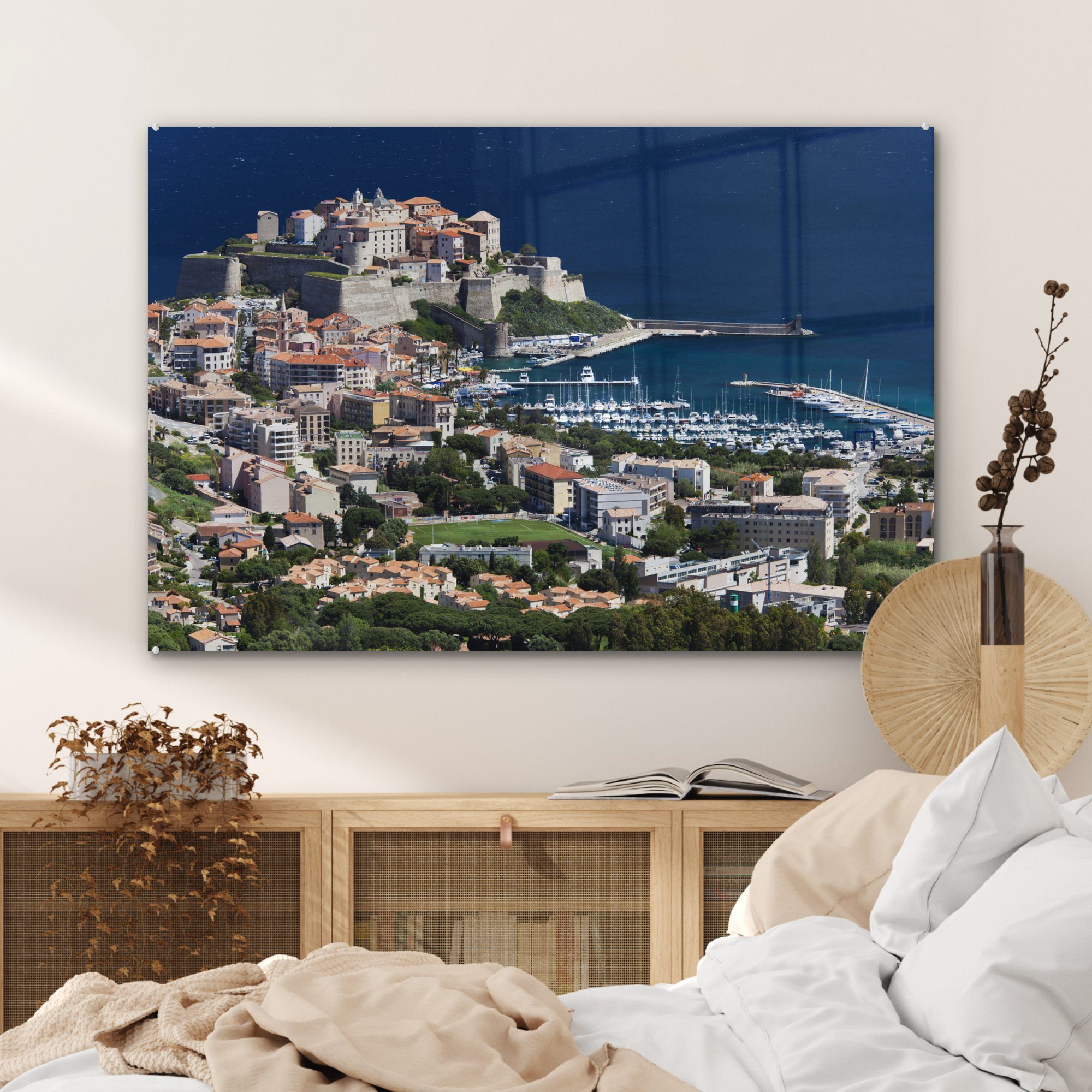 Wohnzimmer & MuchoWow Dorf europäischen Schlafzimmer St), am auf Acrylglasbild Acrylglasbilder Korsika Kontinent, Meer in (1 dem