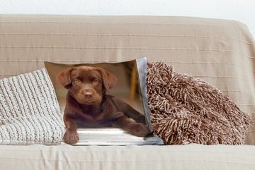 MuchoWow Dekokissen Niedlicher Labrador Retriever schaut in die Kamera, Zierkissen mit Füllung für Wohzimmer, Schlafzimmer, Deko, Sofakissen