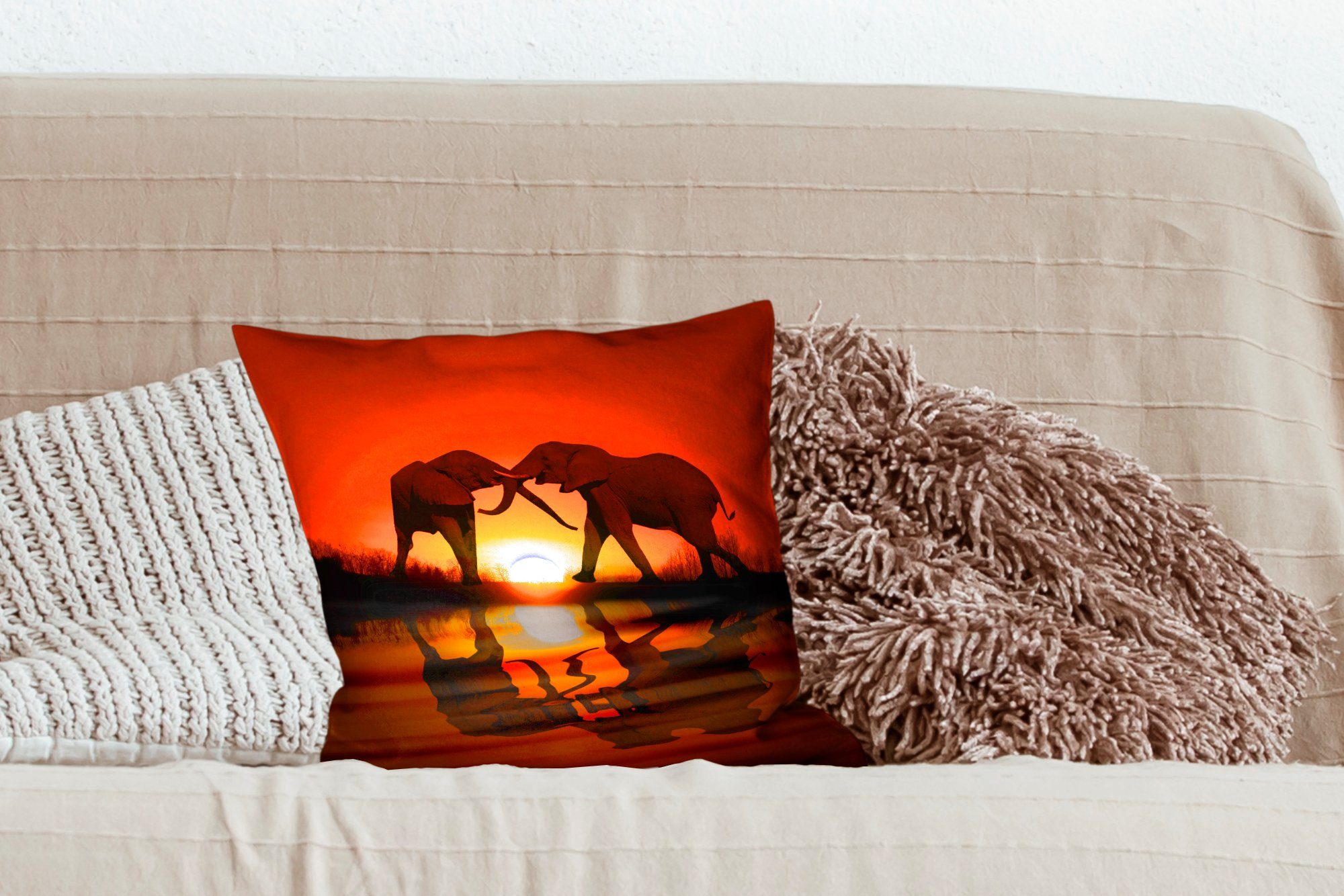 Elefantenpaar Zierkissen mit Schlafzimmer, für Dekokissen MuchoWow Sofakissen Füllung Deko, Wohzimmer, bei Sonnenuntergang,