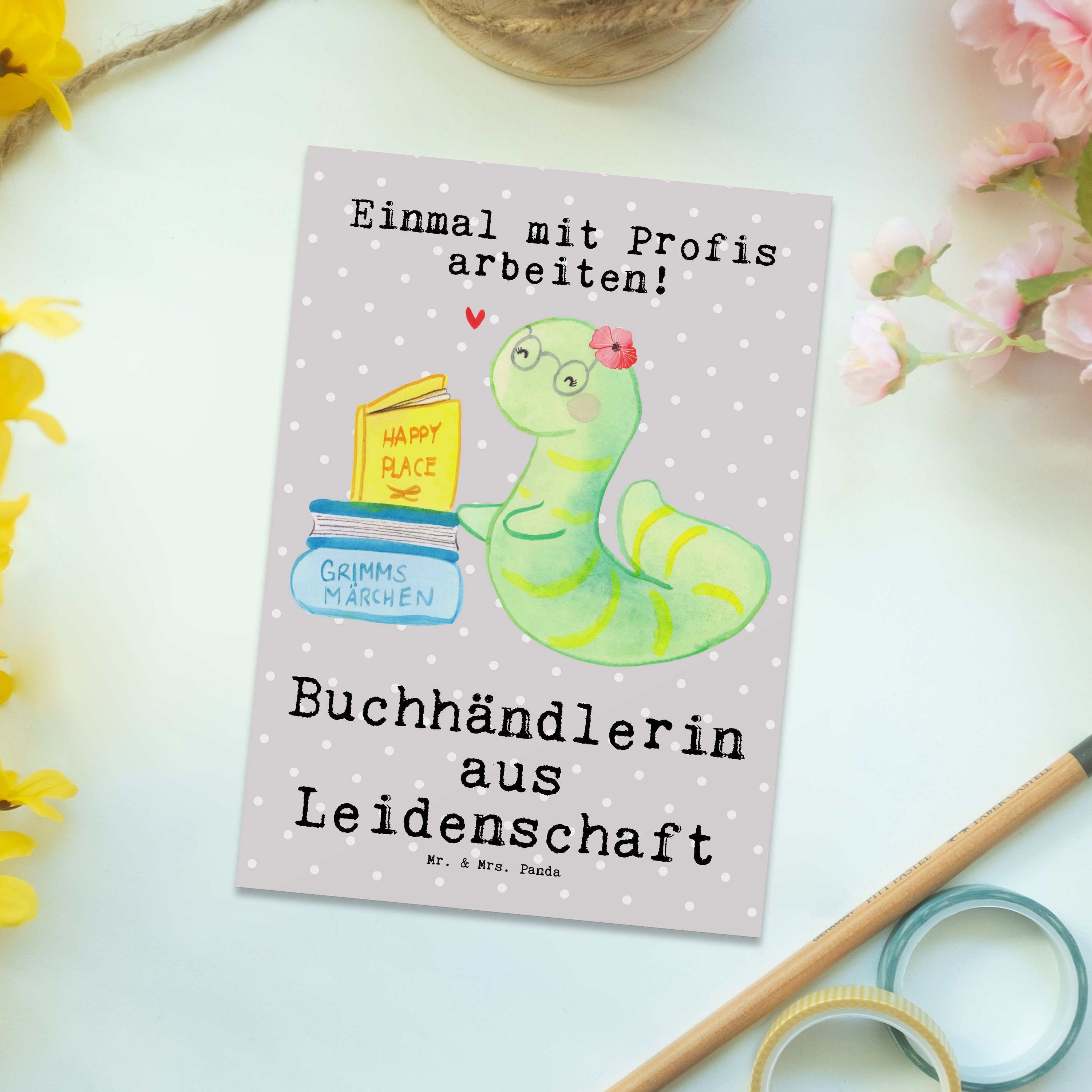 Mr. & Mrs. Panda Postkarte - Pastell Leidenschaft Buchhändlerin Geschenk, aus Grau - Bibliotheka