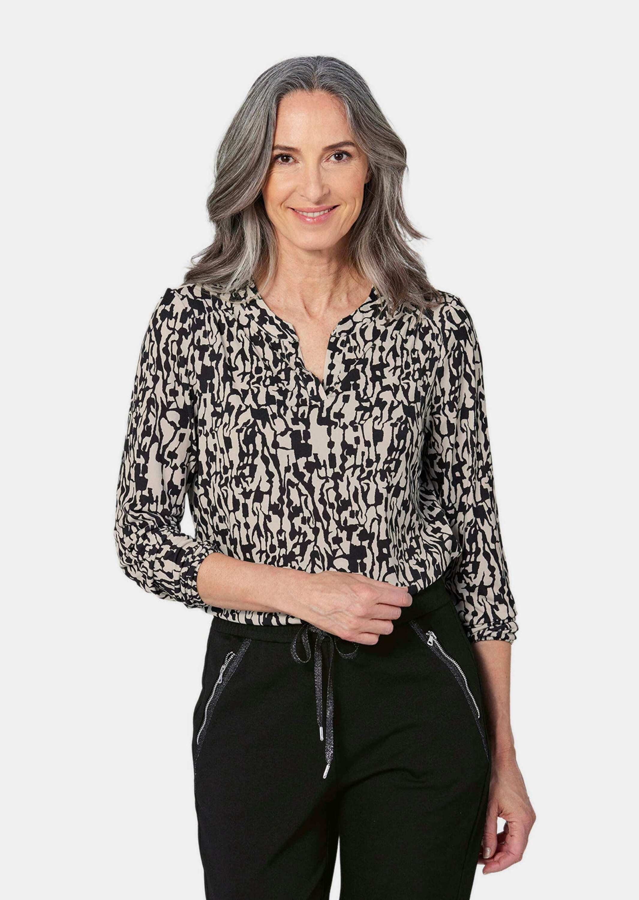 GOLDNER Kurzarmbluse Kurzgröße: Elegantes Blusenshirt mit V-Ausschnitt Schlupfbluse mit Allover-Print, Kräuselung und Langarm