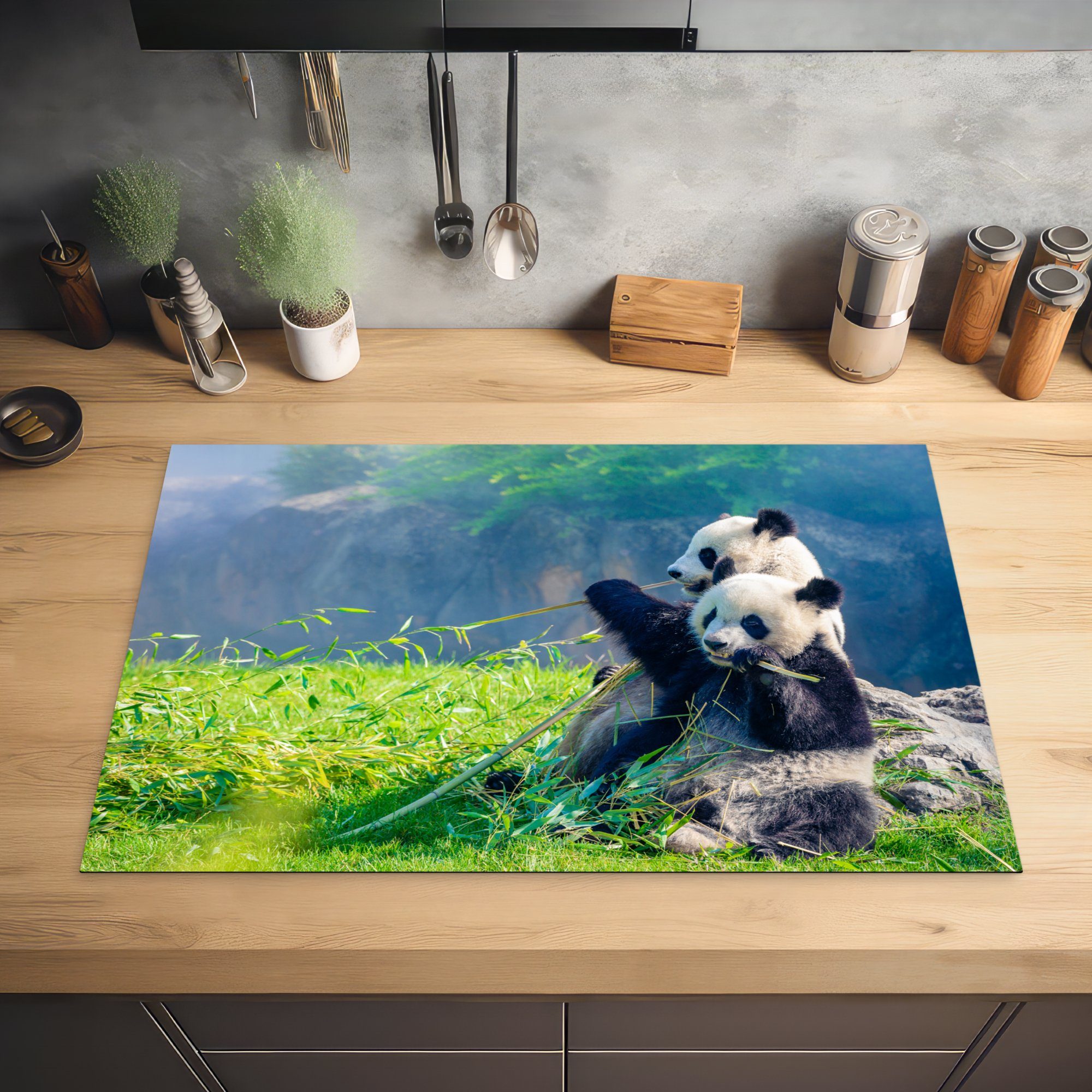 MuchoWow Herdblende-/Abdeckplatte Panda - Arbeitsplatte (1 küche Tiere, - Ceranfeldabdeckung, für 81x52 tlg), cm, - Vinyl, Gras Bambus