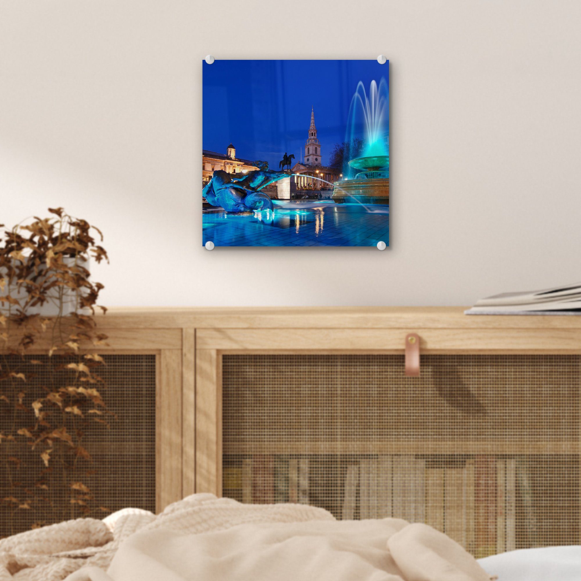 MuchoWow Acrylglasbild Blauer Springbrunnen am auf - Glas Foto - auf Trafalgar Square, Glasbilder (1 Bilder Wandbild Wanddekoration - Glas St)