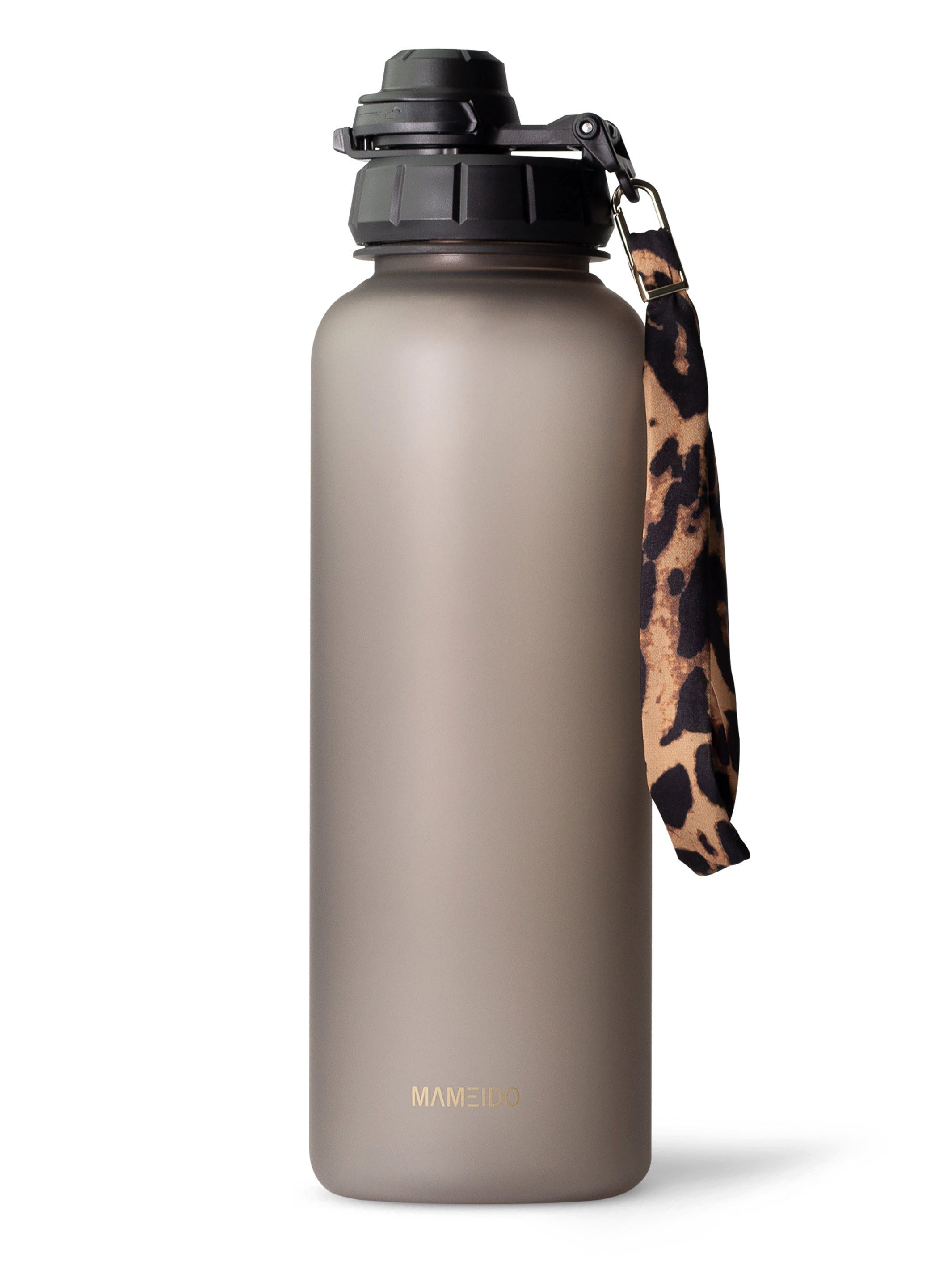 MAMEIDO Trinkflasche, mit 2-in-1 Deckel, Zeitmarkierung, Handschlaufe in 0,5l, 1l, 1,5l & 2l