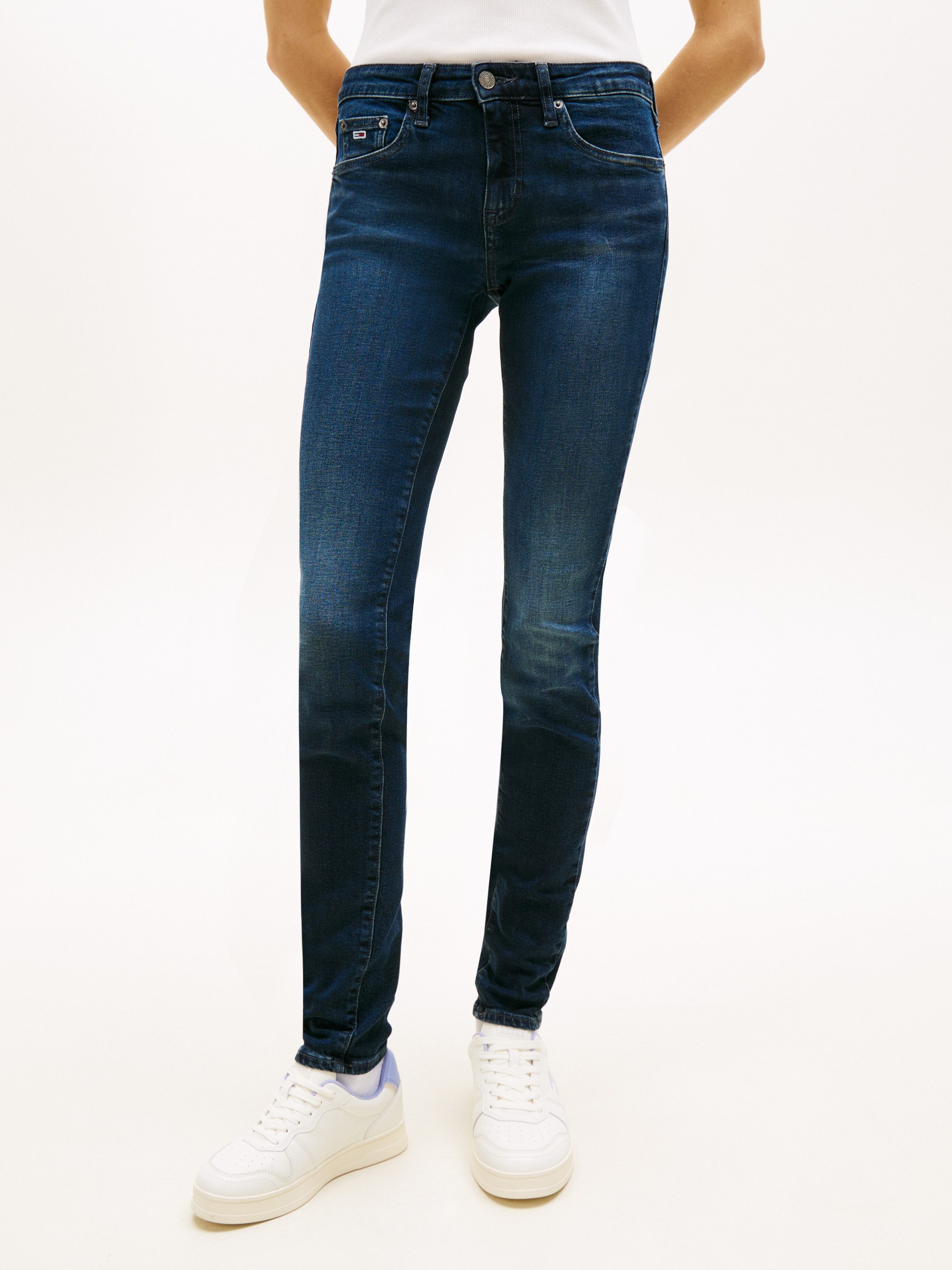 Tommy Jeans Mom-Jeans High waist - Mom-Jeans Tapered mit Logo-Badge, Logostickerei