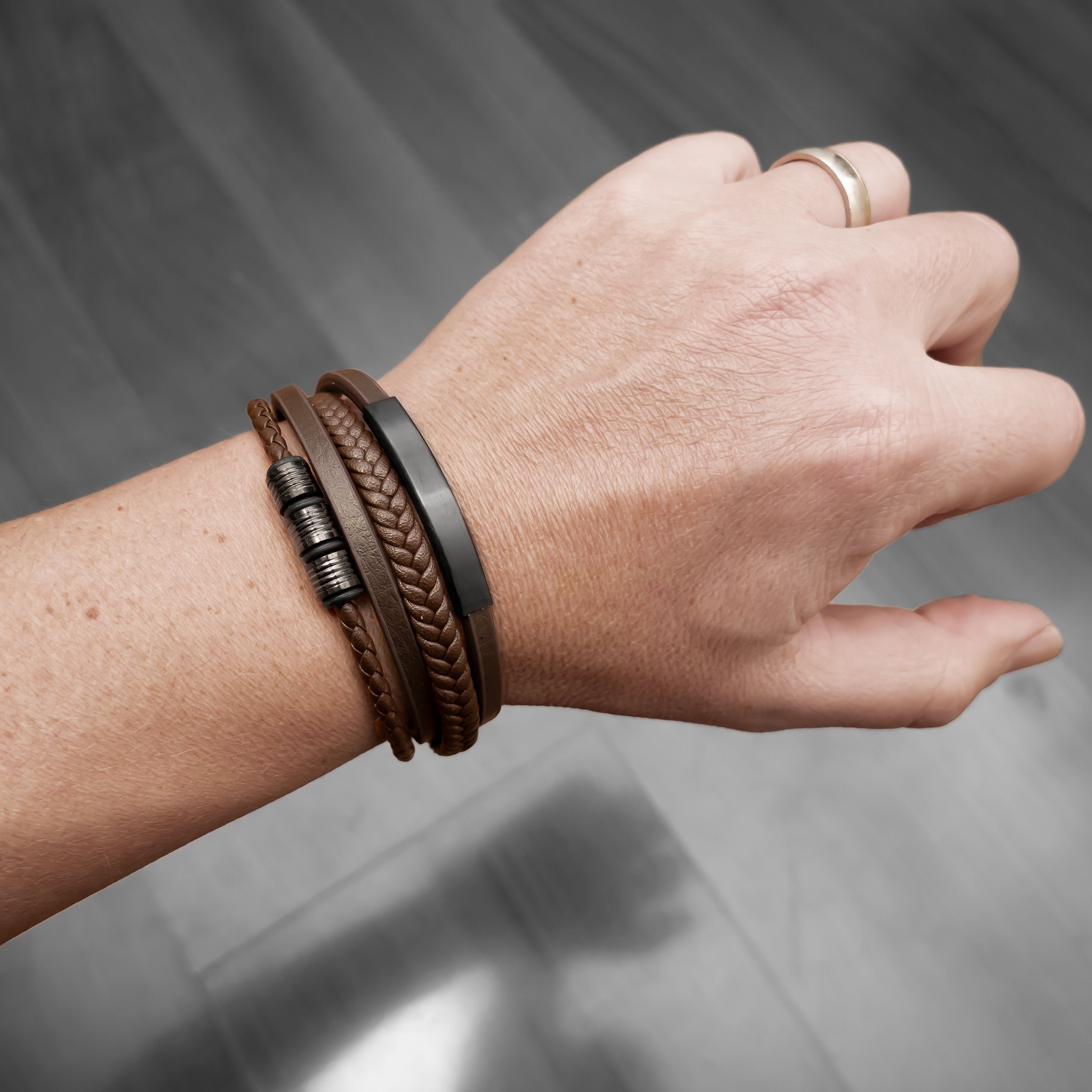 UNIQAL.de Lederarmband Herren "SHAPE" handgefertigt, geflochten, verstellbar (Klassisch, casual, elegant), aus Rindsleder, Edelstahl-Magnetverschluss mit Verlän – Bild 2 von 5