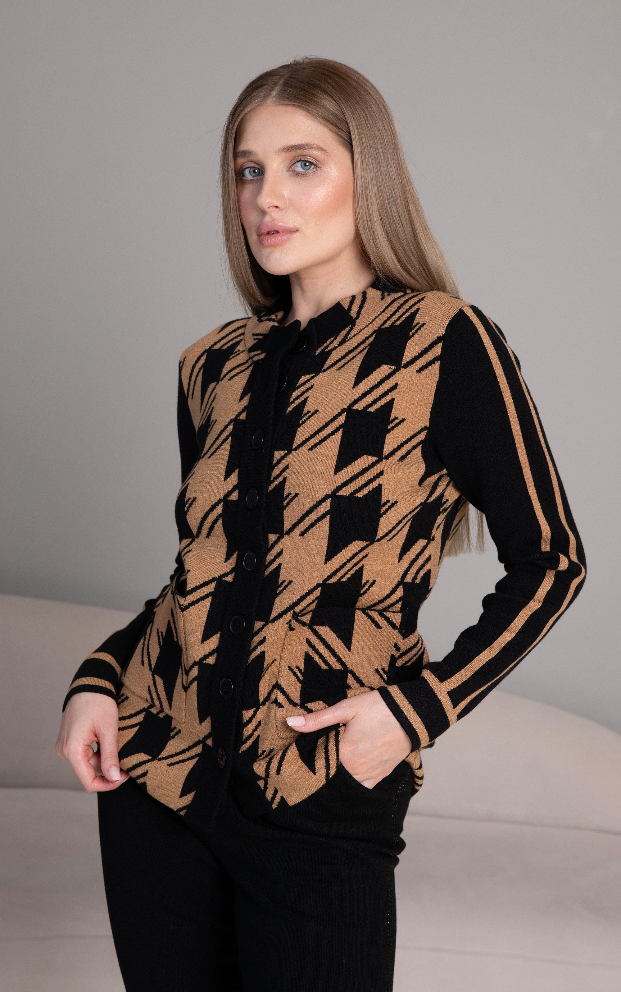 Strickjacke in Kamel und Schwarz mit Karomuster vorne