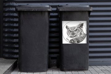 MuchoWow Wandsticker Eine schwarz-weiße Illustration der Great Horned Owl (1 St), Mülleimer-aufkleber, Mülltonne, Sticker, Container, Abfalbehälter