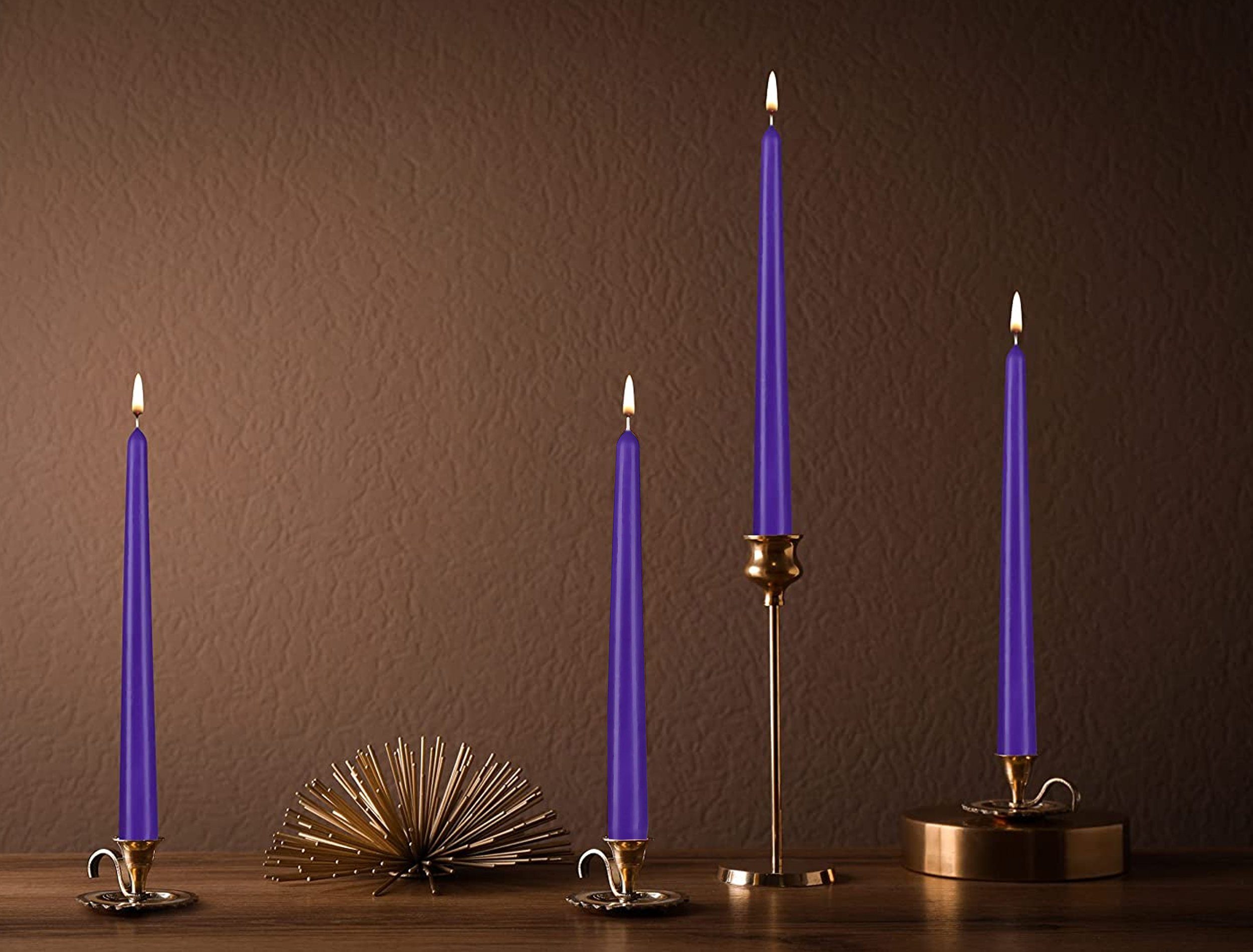BRUBAKER Spitzkerze Kerzenhalter Kerzen - langer lange, Set, Brenndauer 4-tlg), Kerzenständer Deko Lila und mit (Leuchterkerzen tropffreie für