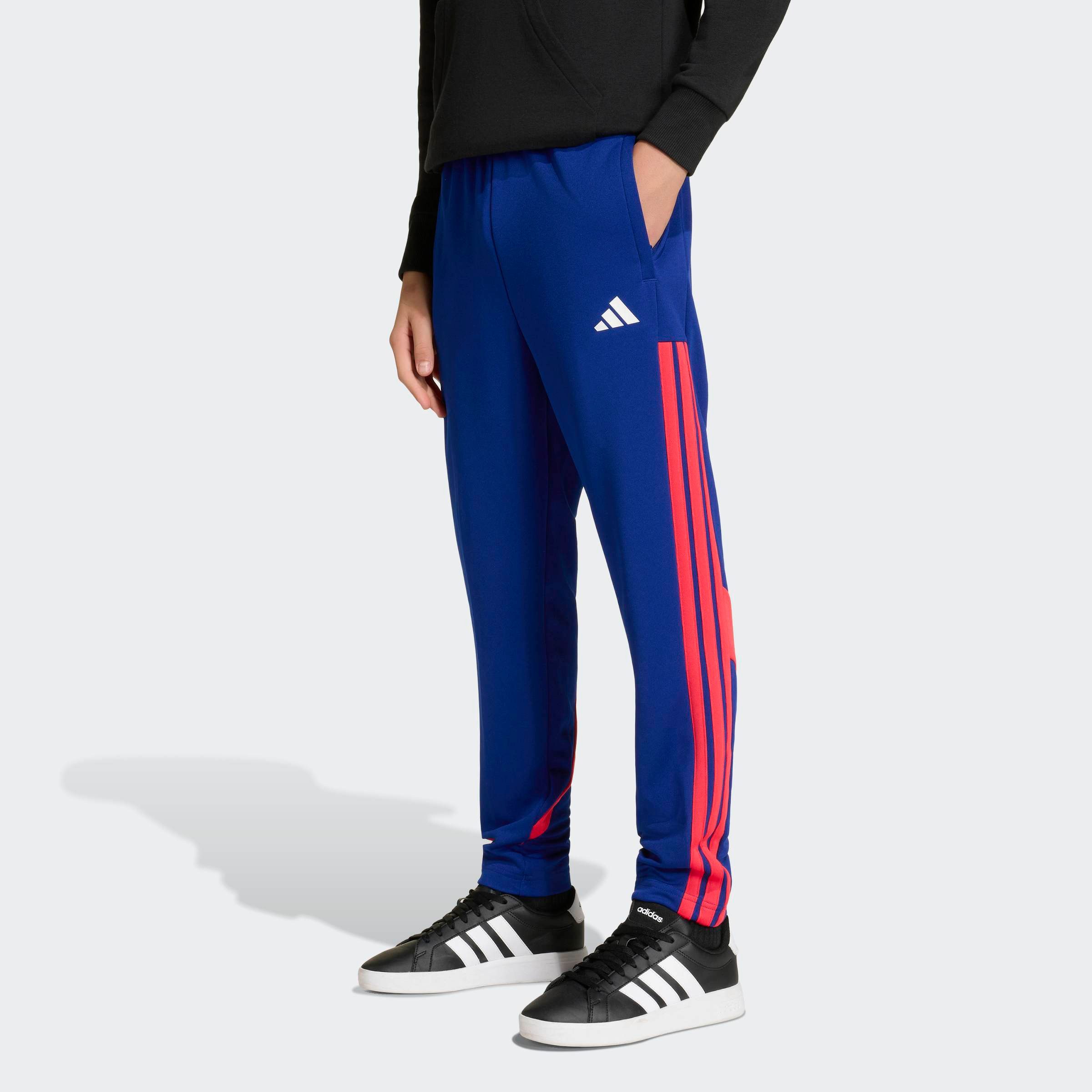 adidas Sportswear Sporthose HOUSE OF TIRO COLORS OF, HOHER BUND, WEITES BEIN mit normal-weiter Passform, ohne Verschluss