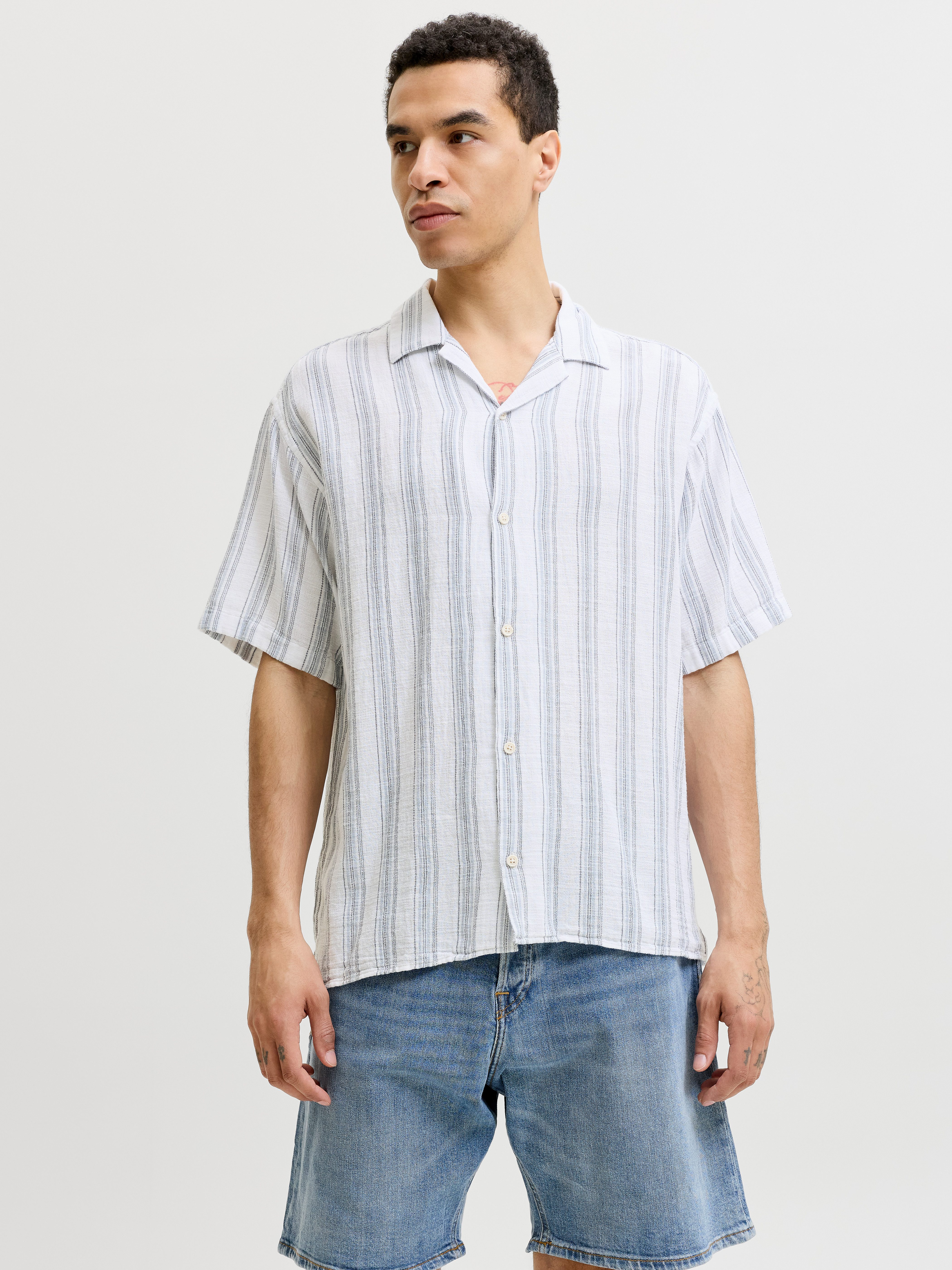 Jack & Jones Kurzarmhemd JJELIAM RESORT SHIRT SS SN Baumwolle, loose fit