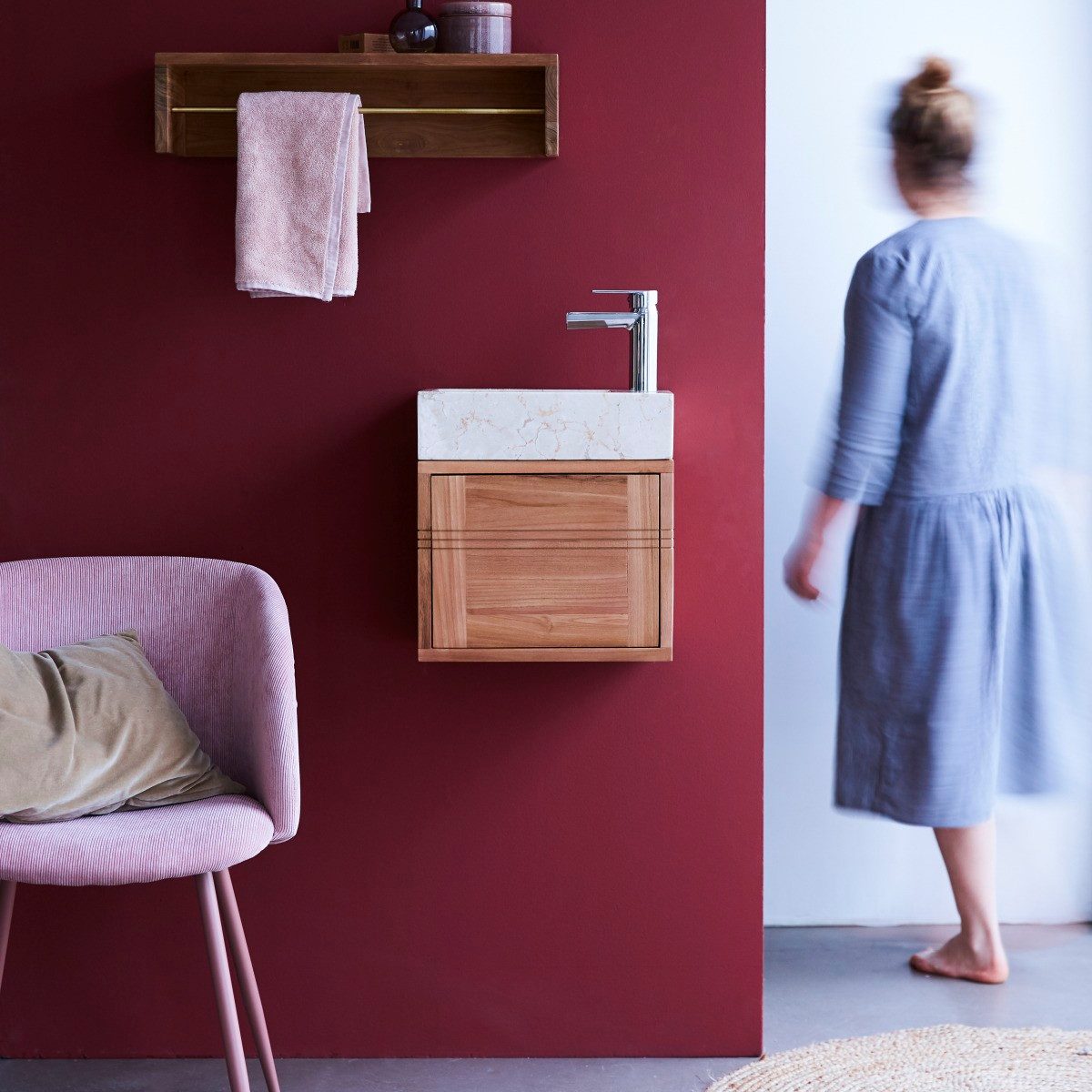 Tikamoon Waschtisch Badunterschrank aus Teakholz und Waschbecken aus cremefarbenem Marmor