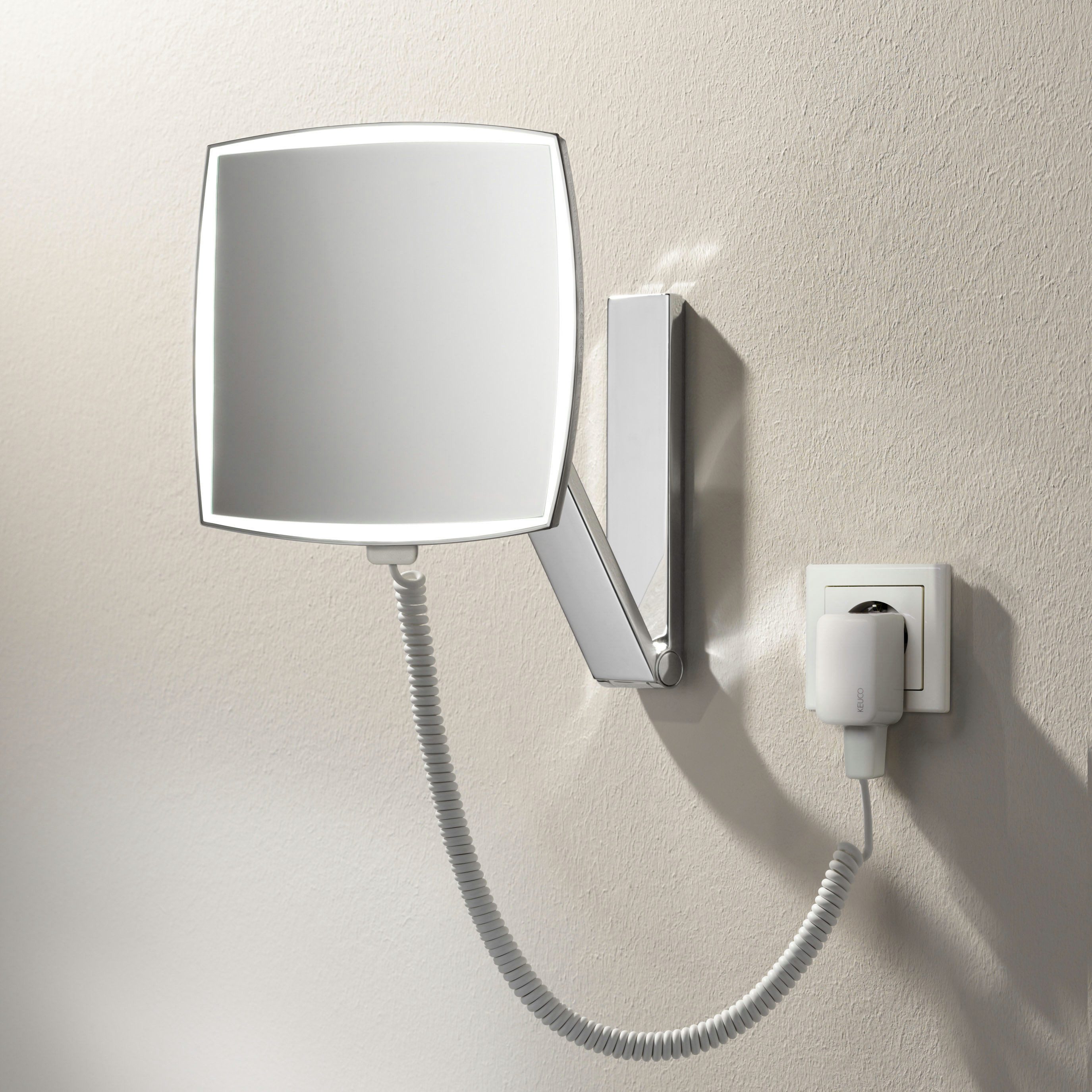 Keuco Kosmetikspiegel iLook_move (Blendfrei, 12 V Steckernetzteil), 5-fache Vergrößerung, mit Steckernetzteil, verchromt, Made in Germany