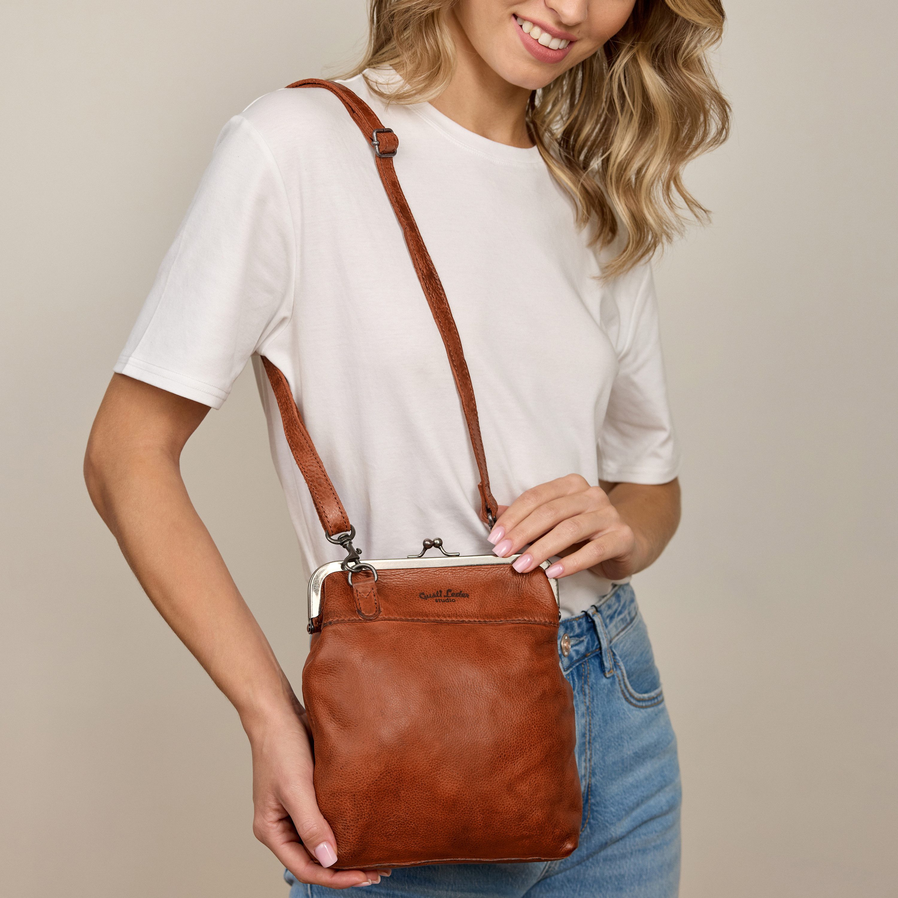 Gusti Leder Handtasche Gusti Leder Umhängetasche Karlotta (1-tlg)