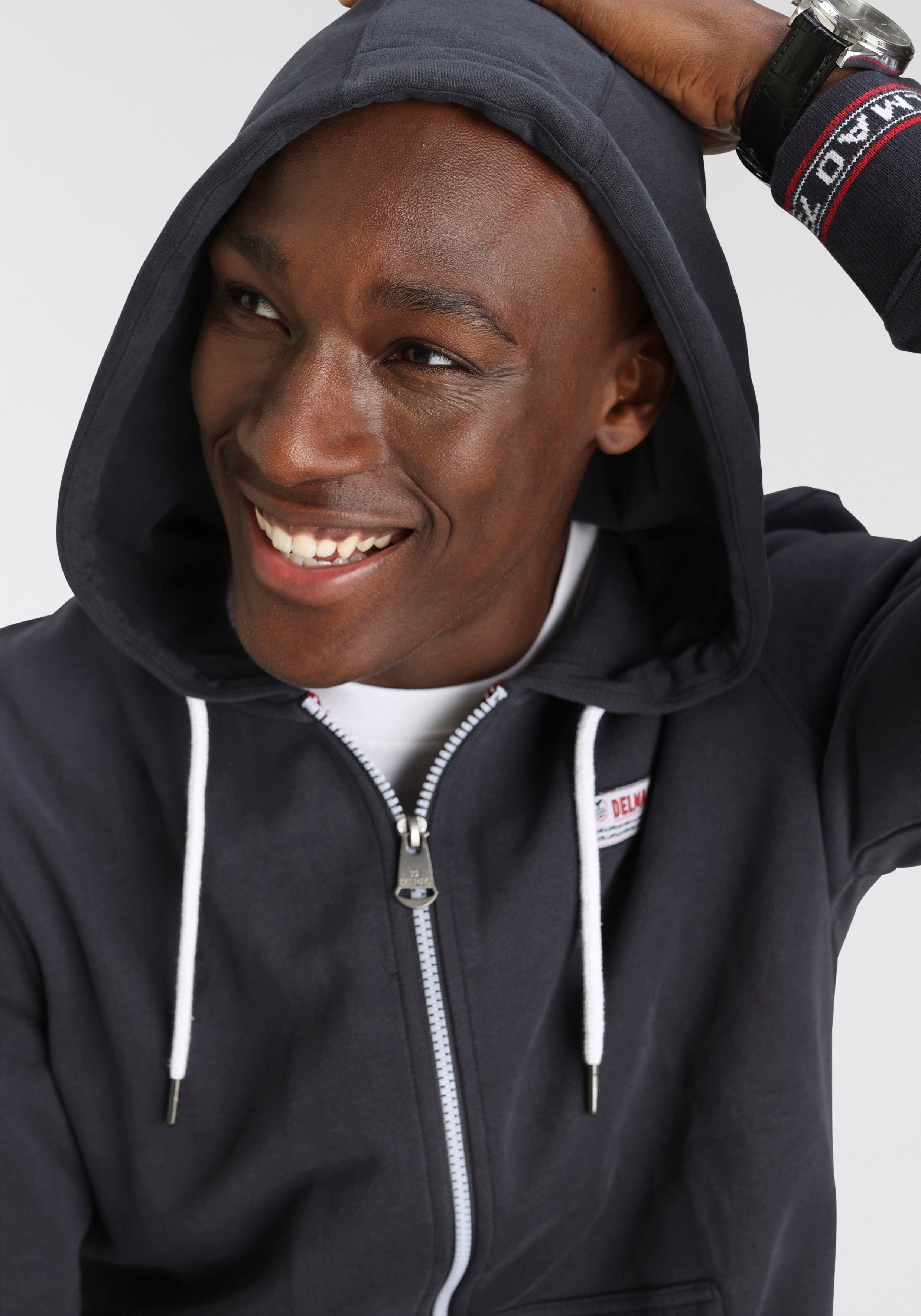 DELMAO Kapuzensweatjacke mit kontrastfarbenen Reißverschlüssen – Bild 4 von 5