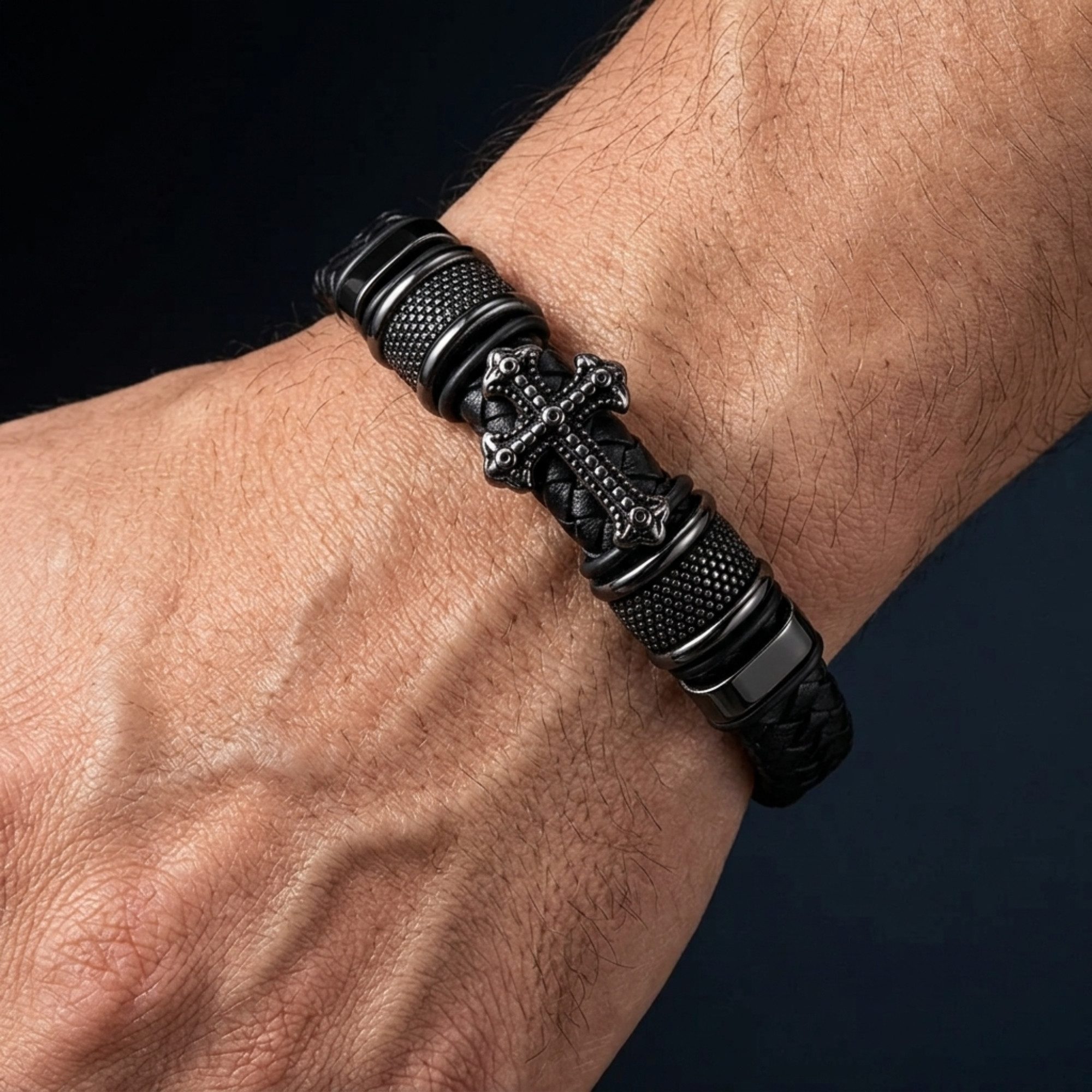 UNIQAL.de Lederarmband GLORY mit Kreuz – handgeflochtenes Echtleder & Edelstahl (Magnetverschluss mit Verlängerungsglied, edles unisex Geschenk, Handgefertigt), – Bild 5 von 5