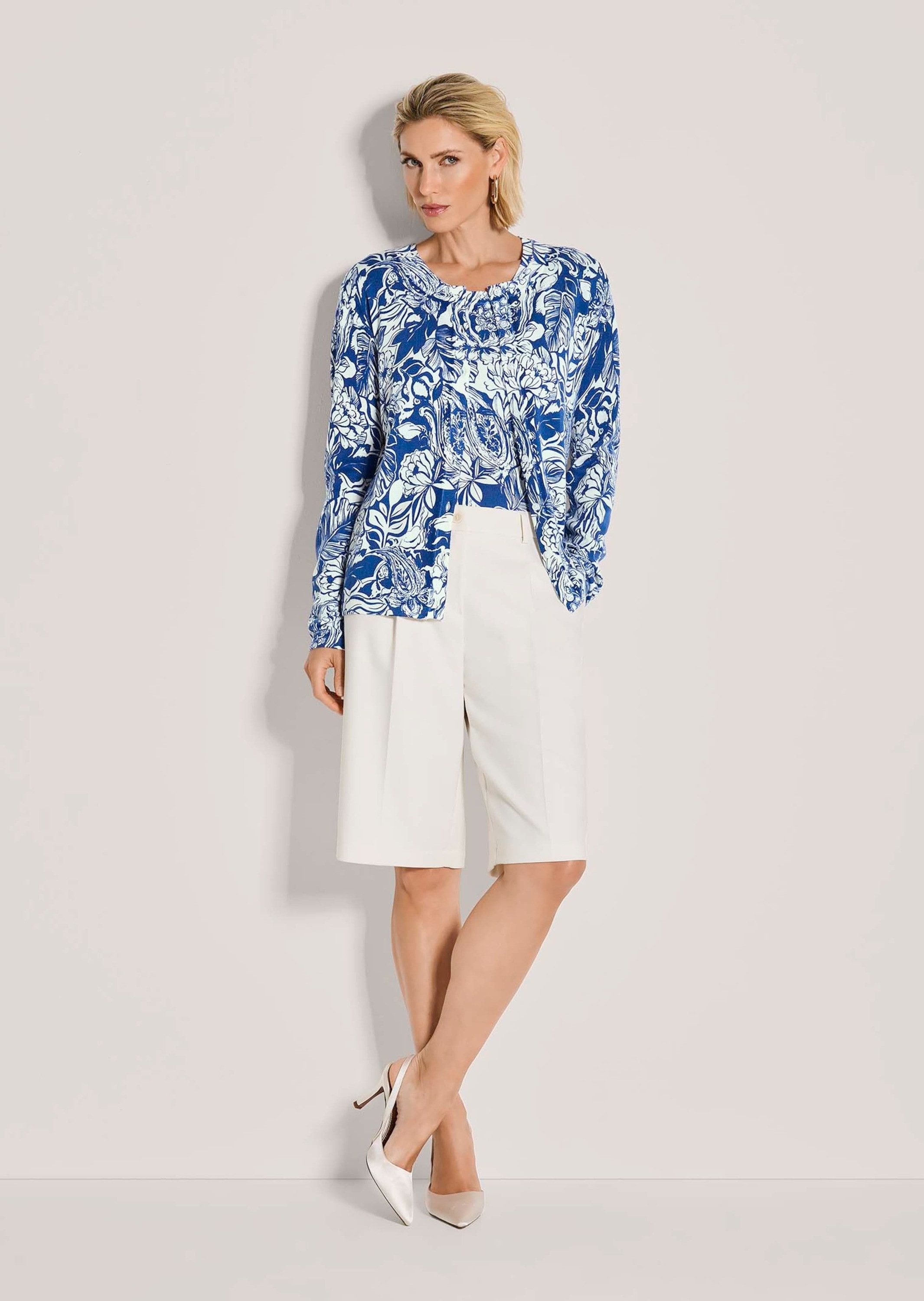 MADELEINE Strickjacke Blumige Feinstrick-Jacke, Langarm, Knopfleiste Sommerliche Viskose-Jacke im Bicolor-Blumenmuster, Rundhals, Langarm