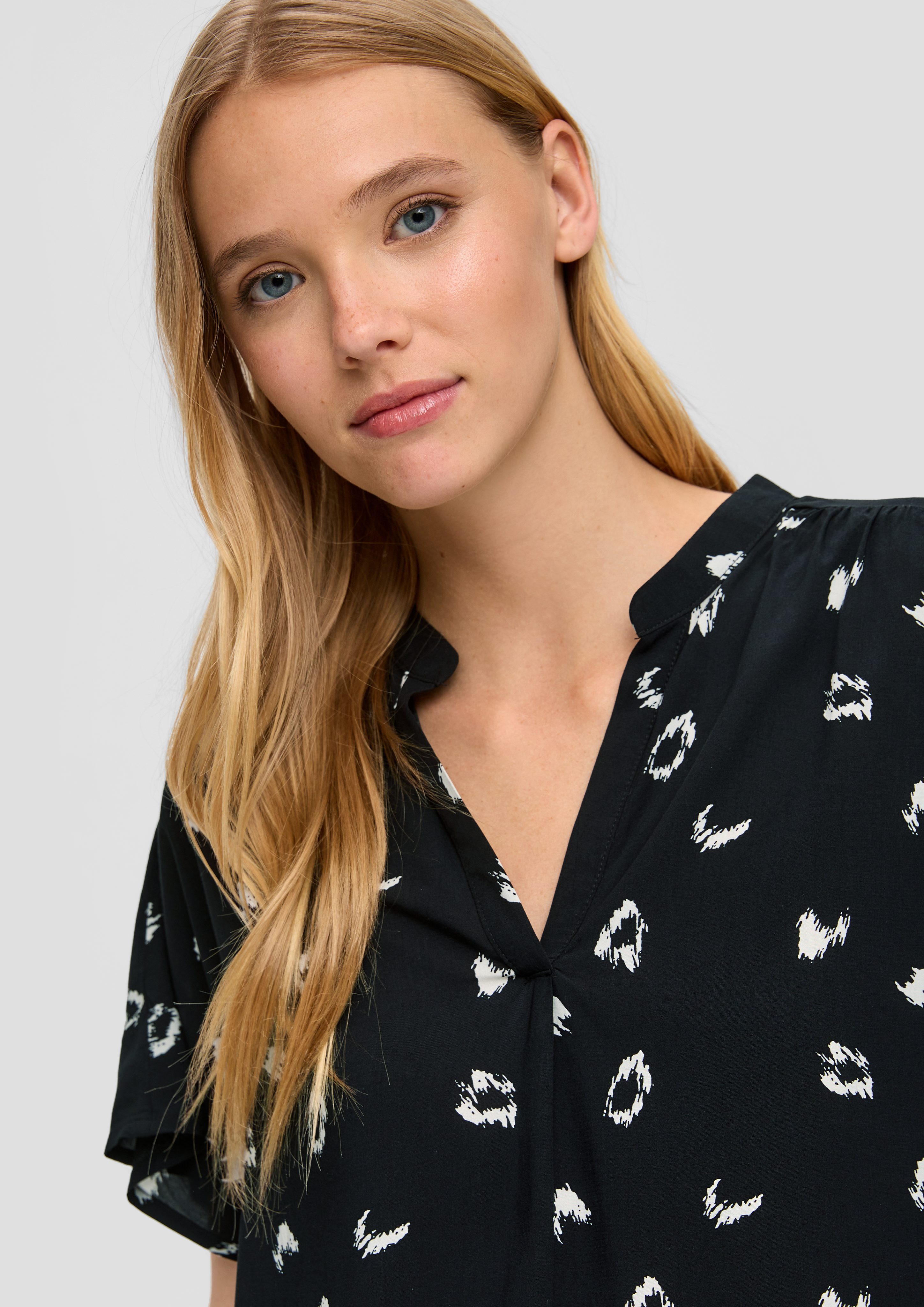 QS Kurzarmbluse Viskosebluse mit All-over-Print Raffung günstig online kaufen