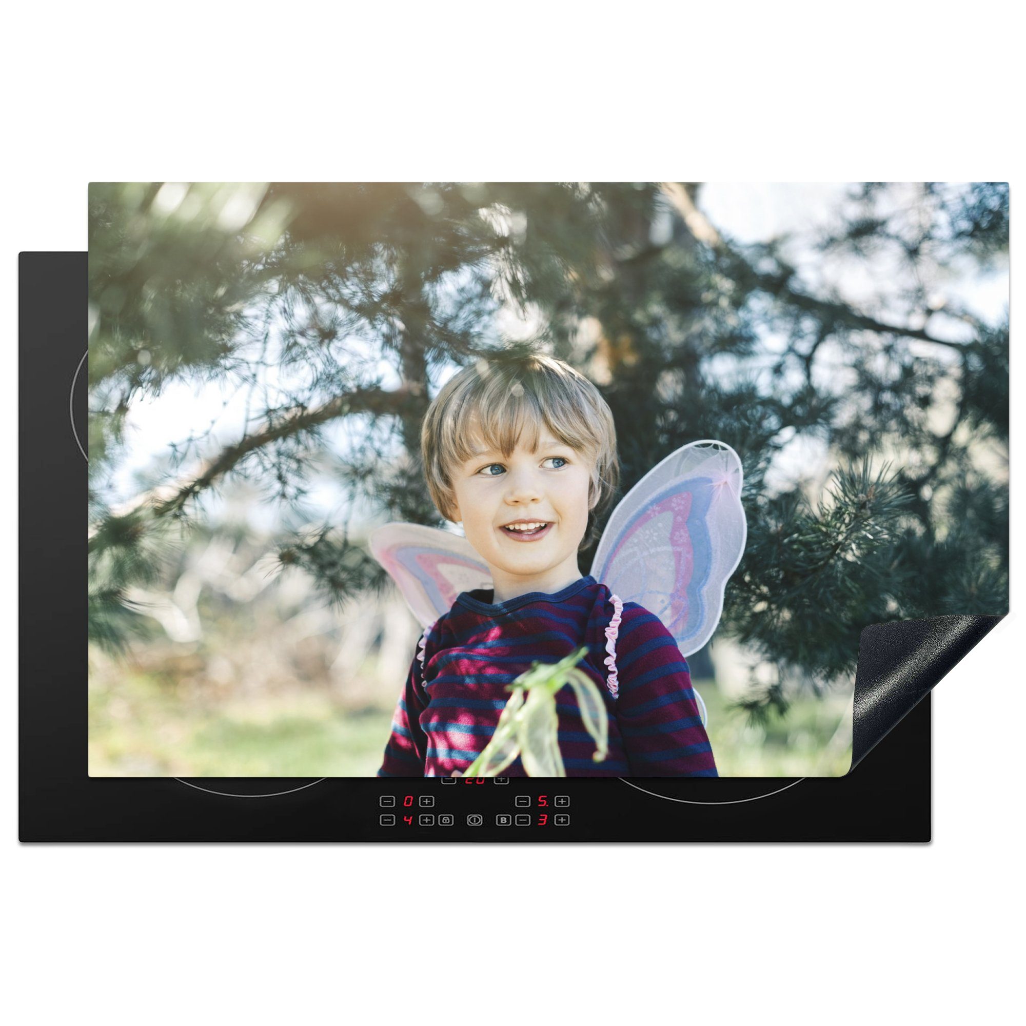 MuchoWow Herdblende-/Abdeckplatte Verkleideter Junge mit Schmetterlingsflügeln, Vinyl, (1 tlg), 81x52 cm, Induktionskochfeld Schutz für die küche, Ceranfeldabdeckung