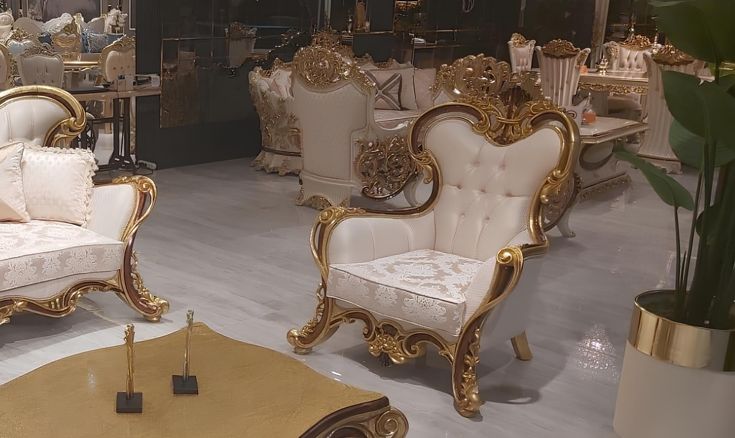 Sessel Eleganter Designersessel in Weiß mit goldenen Armlehnen und Füßen