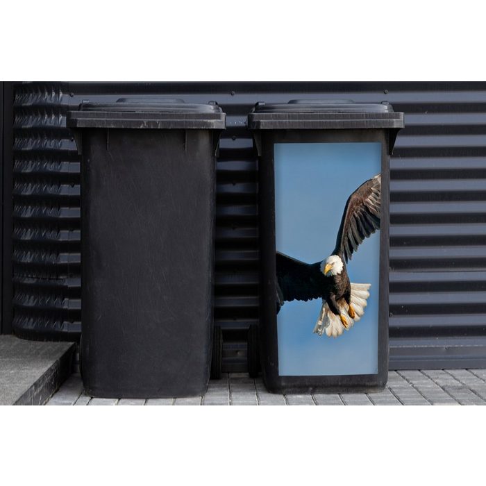 MuchoWow Wandsticker Ein amerikanischer Weißkopfseeadler am blauen Himmel (1 St) Mülleimer-aufkleber Mülltonne Sticker Container Abfalbehälter