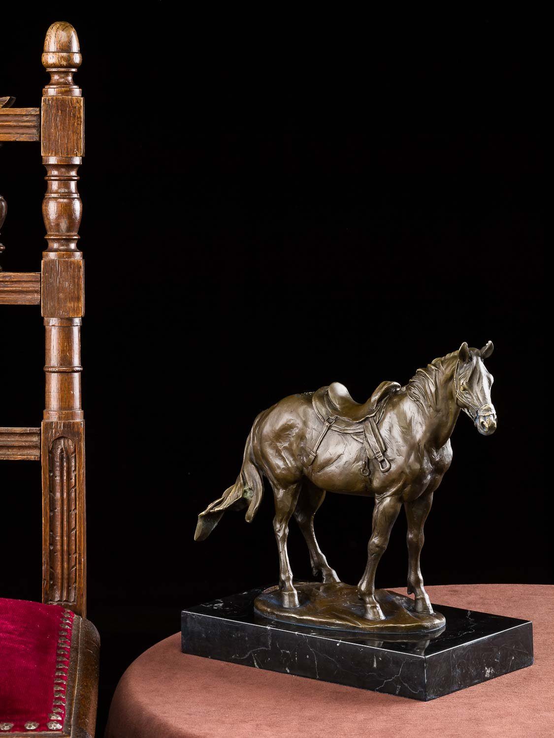 Pferd Aubaho Bronzeskulptur auf Figur Antik-Stil Statu im Bronze Steinplinthe Skulptur