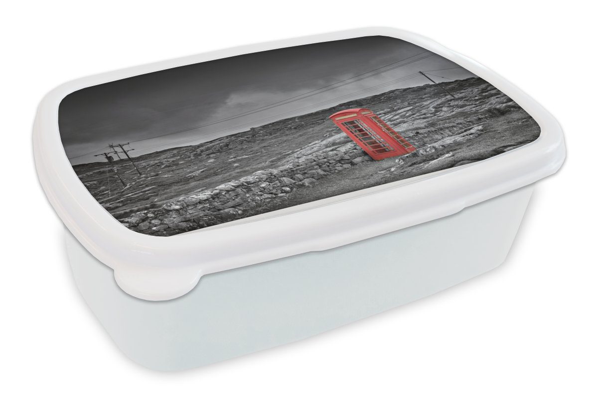 MuchoWow Lunchbox Schwarz-Weiß-Foto einer britischen Telefonzelle, Kunststoff, (2-tlg), Brotbox für Kinder und Erwachsene, Brotdose, für Jungs und Mädchen