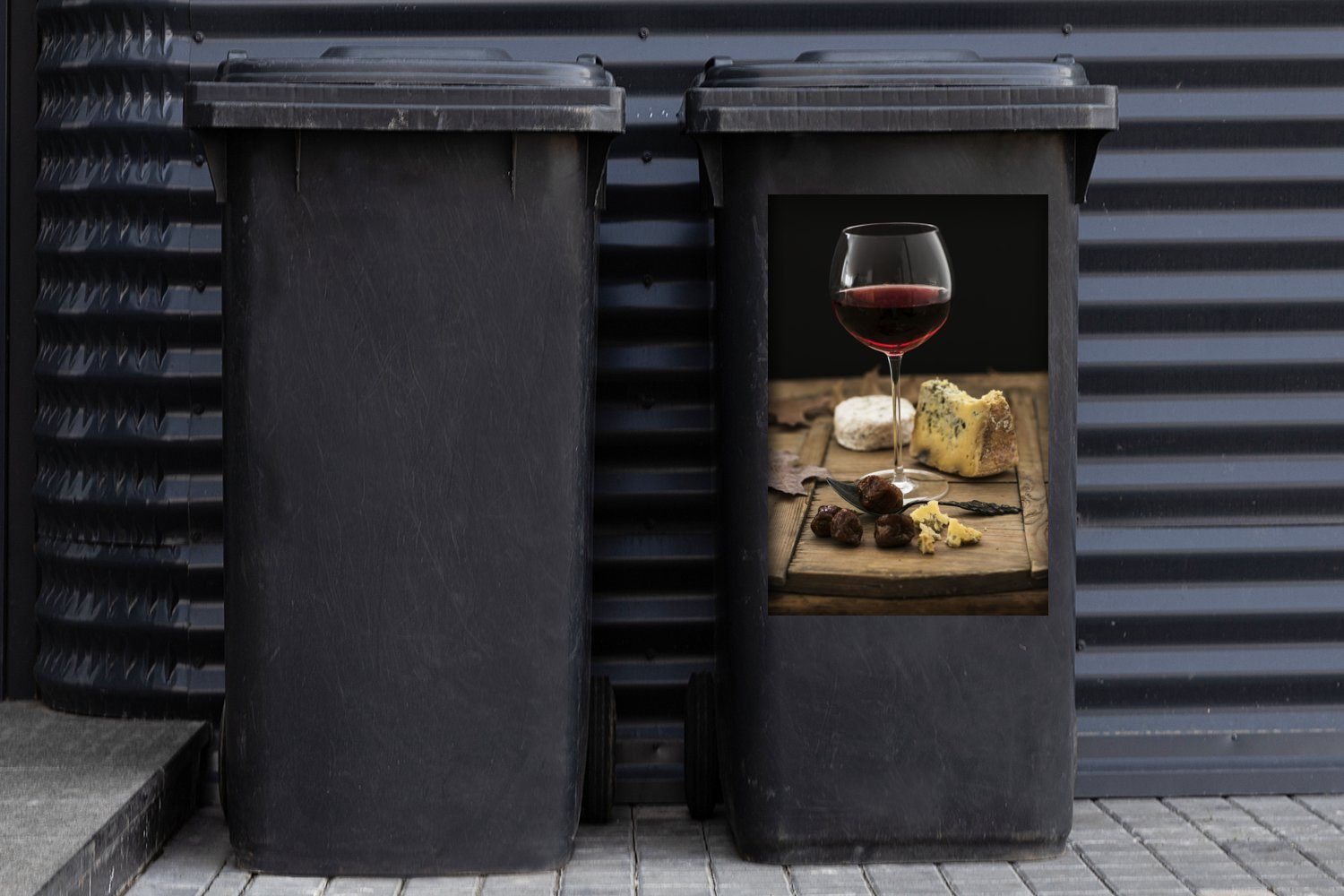 Container, Mülleimer-aufkleber, Wandsticker Sticker, Mülltonne, mit Käse Abfalbehälter einem Holzbrett MuchoWow Rotwein St), (1 auf