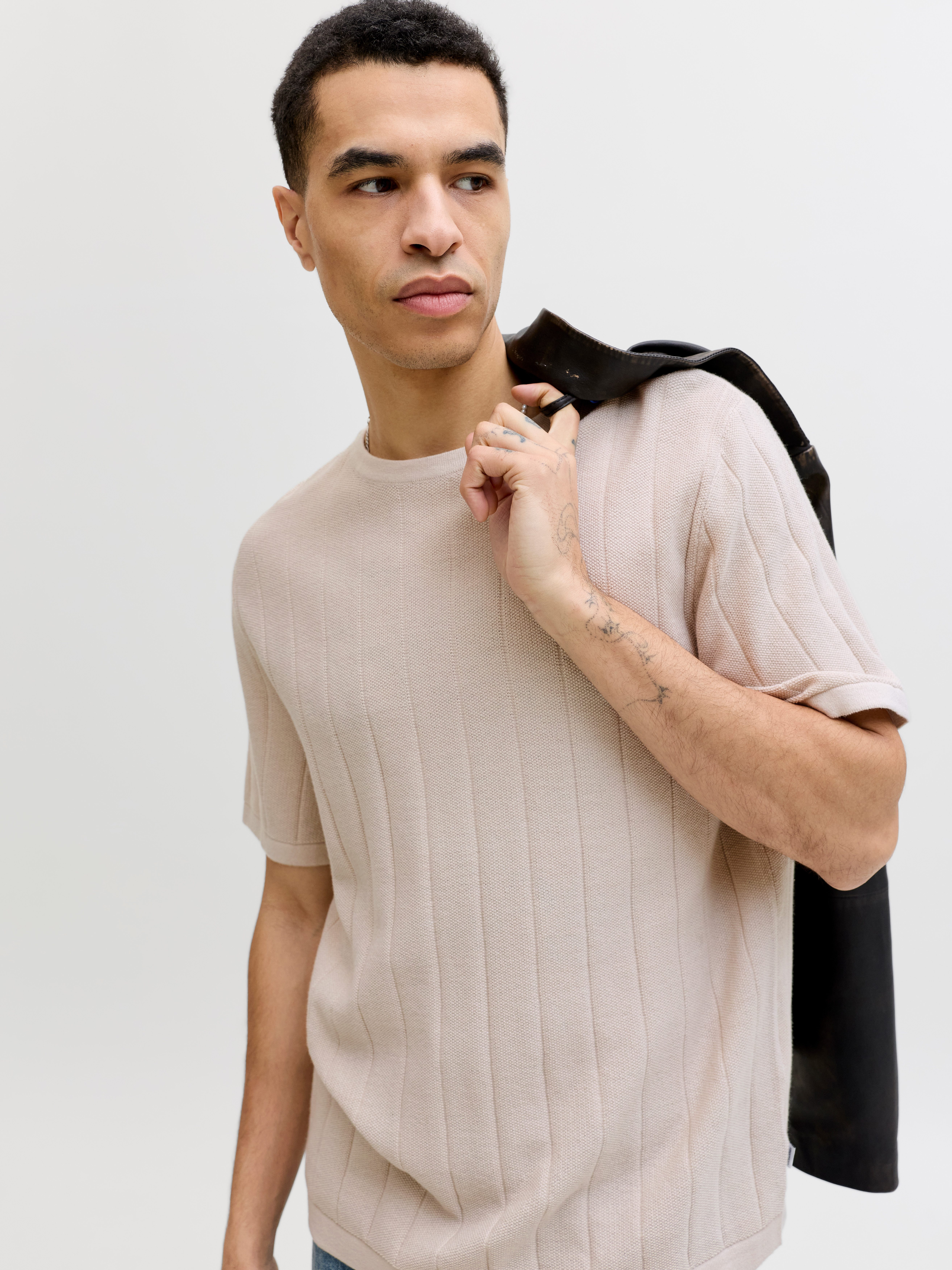 Jack & Jones Kurzarmpullover JJEBRADLEY KNIT TEE SS LN Baumwolle, mit vertikaler Rippstruktur