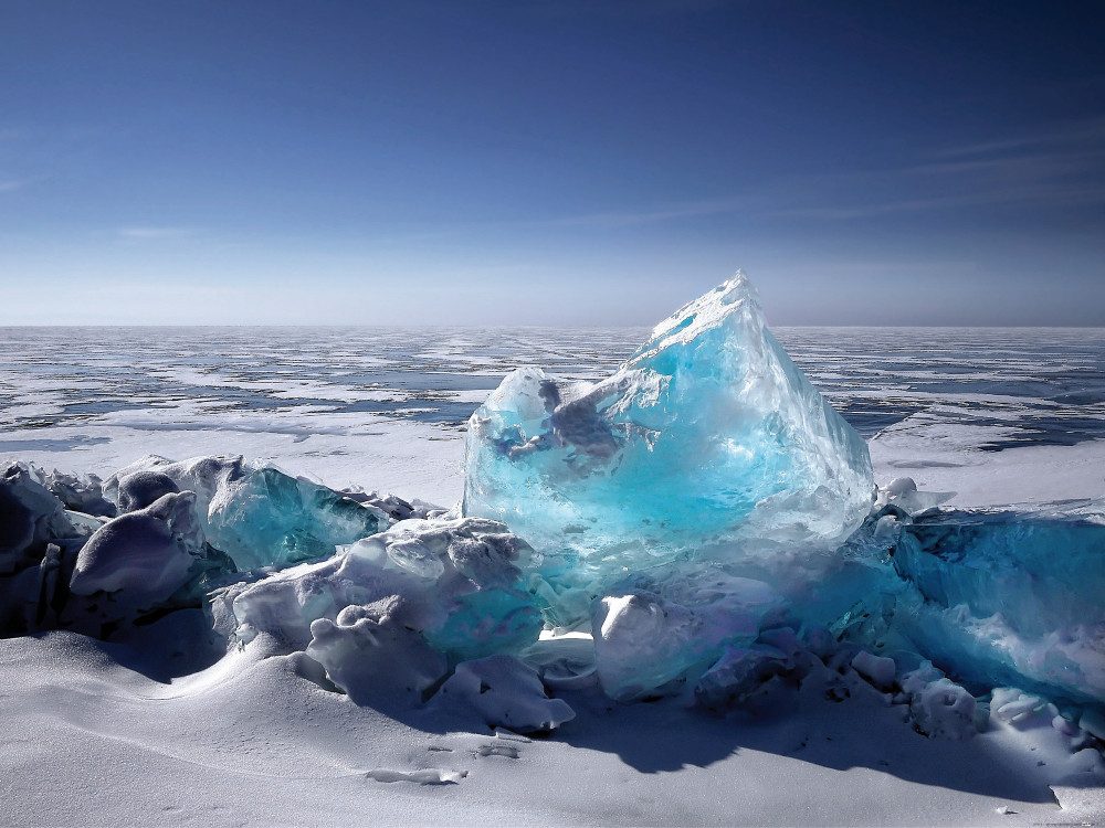 Poster Winter Kunstdruck Bild - Türkisfarbener Eisstein Im Meer Aus