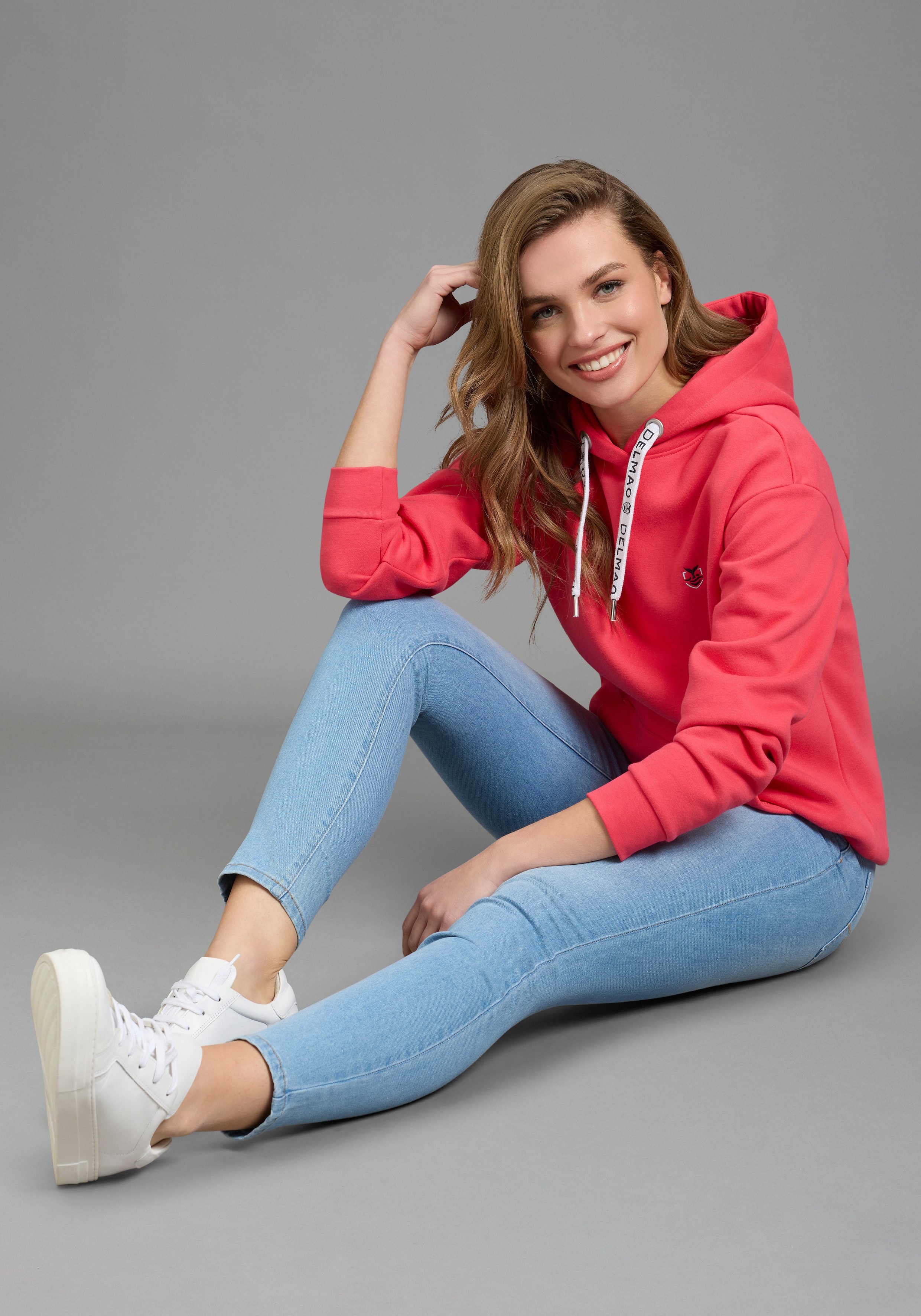DELMAO Kapuzensweatshirt Weiche Baumwollmischung mit Kängurutasche und bedruckter Kordel – Bild 4 von 5