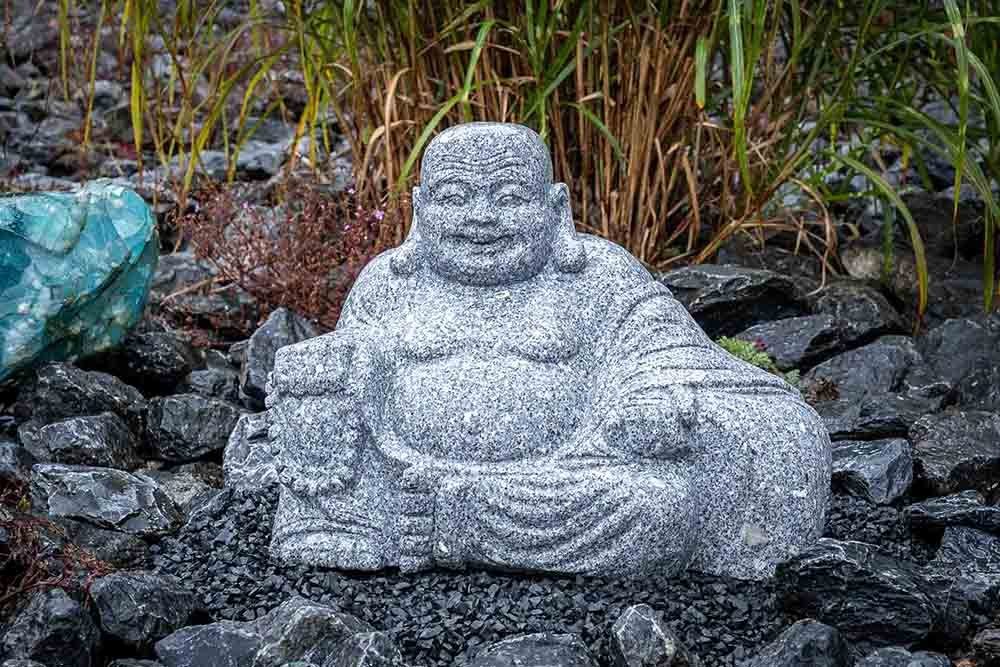 ein Frost, IDYL Granit-Stein Naturprodukt UV-Strahlung. und gegen Gartenfigur – robust Granit Regen sehr IDYL – Buddha, – Figur witterungsbeständig Lachender