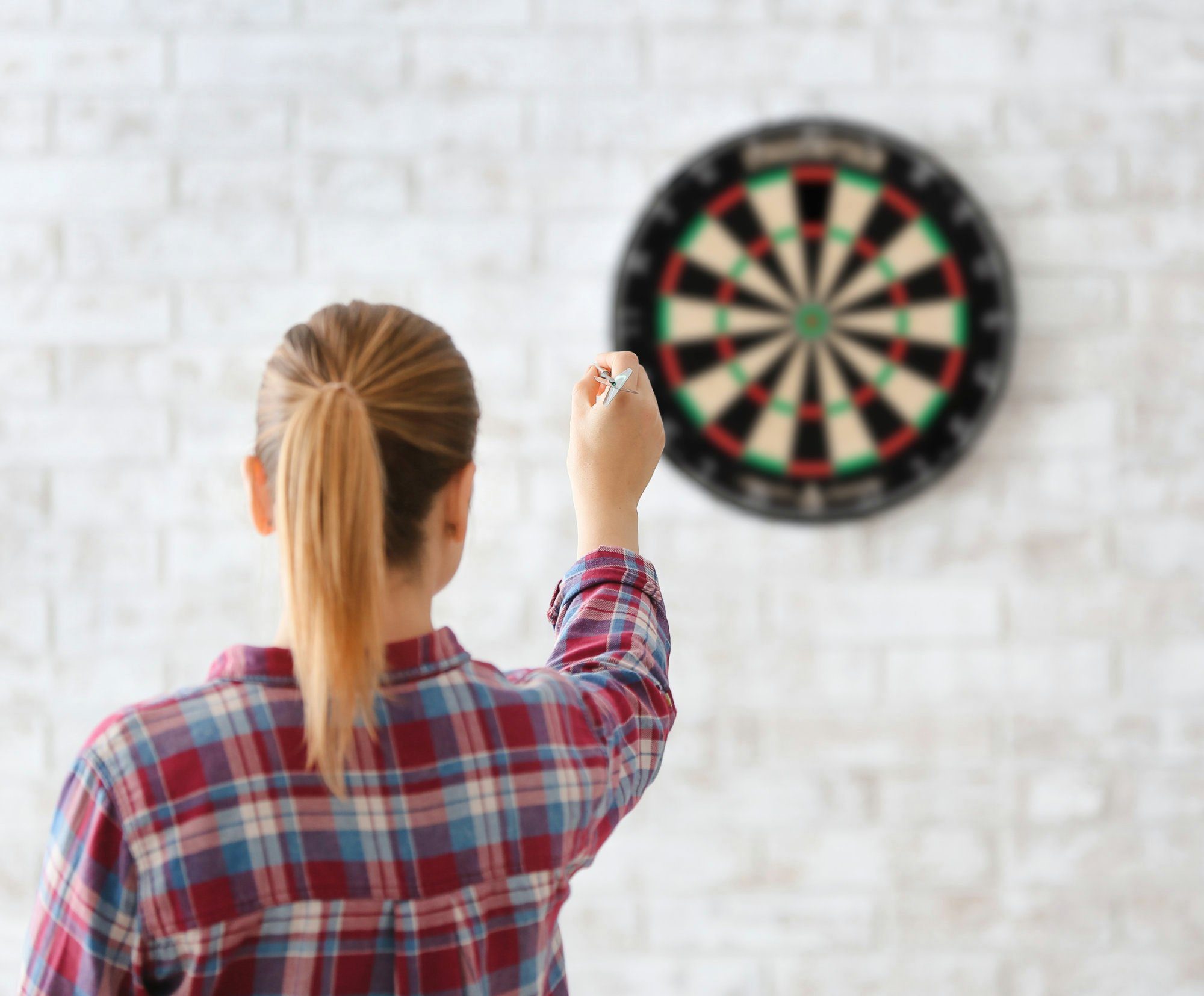 Stagecaptain Dartscheibe DBS-1715 BullsEye Pro, (Dartboard-Set, 18-tlg., inkl. 6 Dartpfeilen und 12 Flights), Steeldartscheibe aus Sisal mit dünnen Drähten