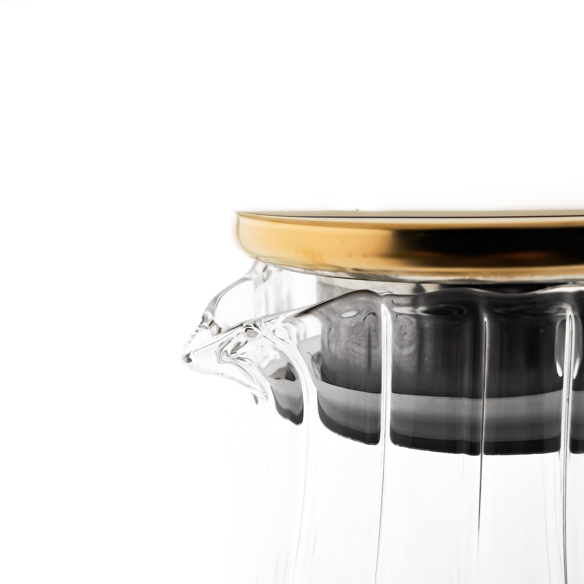 Almina Karaffe aus Glas 1,8 Liter Riffle Design mit goldenem Henkel und Deckel, (1-tlg)