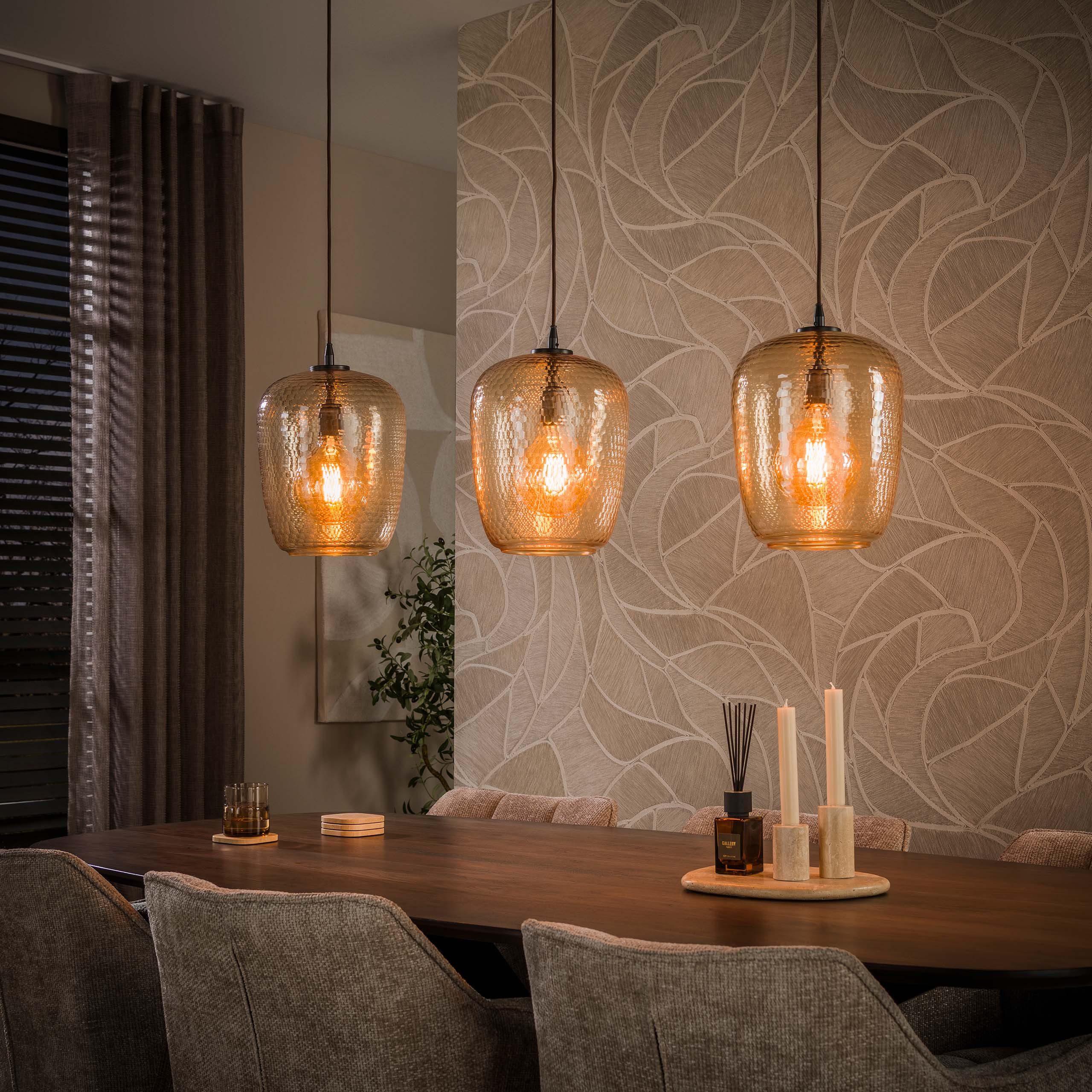 leven! Annekathrin Storkebaum Pendelleuchte Hängelampe Esstischleuchte AMBERA 3-flammig Glas amber 110 cm, ohne Leuchtmittel, strukturiertes Glas für ein warmes Lichtbild