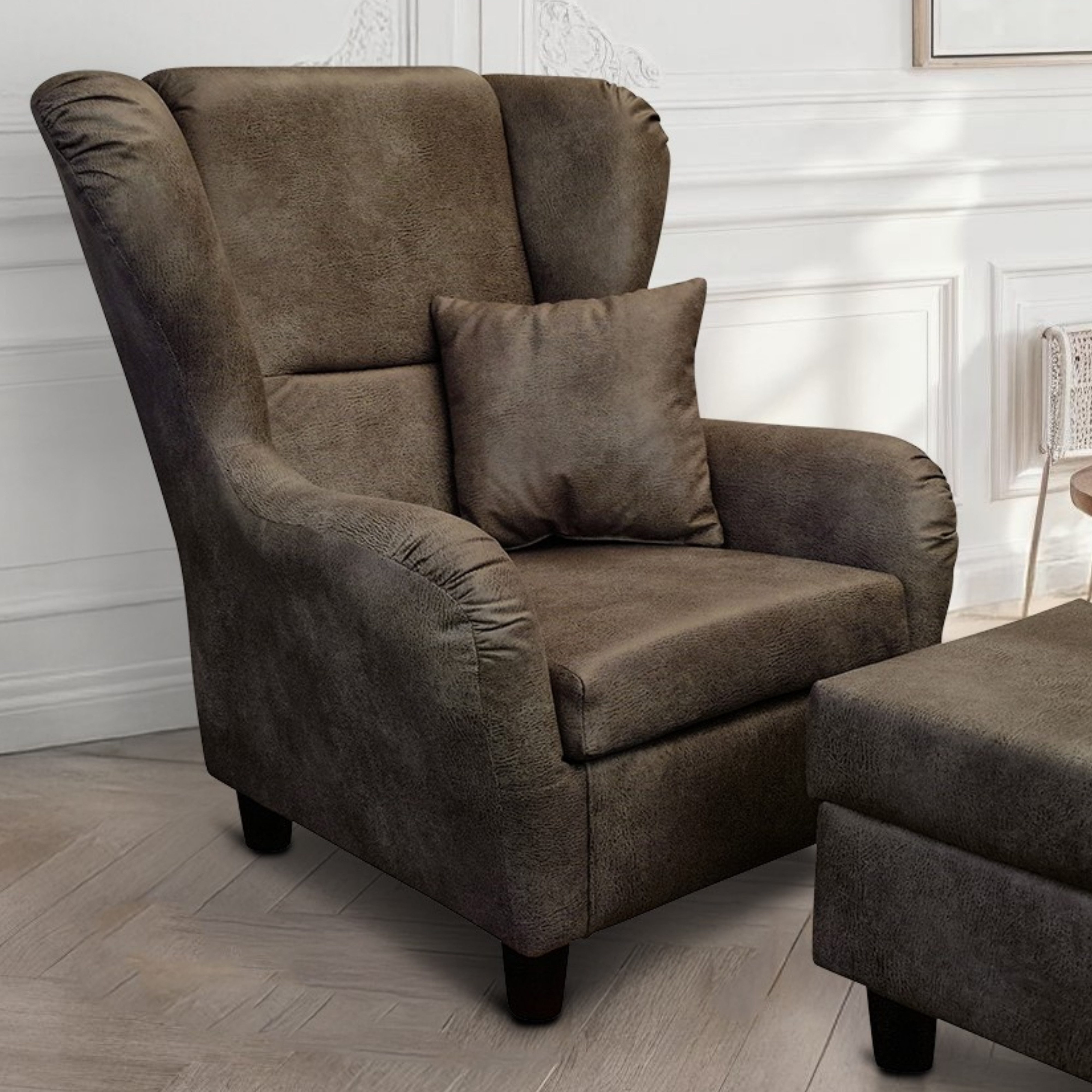 luma-home Ohrensessel 18005 (mit Hocker und Zierkissen, Wellenunterfederung, mit Echtholzfüßen, B90/H98/T76 cm), Lesesessel mit Mikrofaserstoff in Leder-Optik Vintage Braun