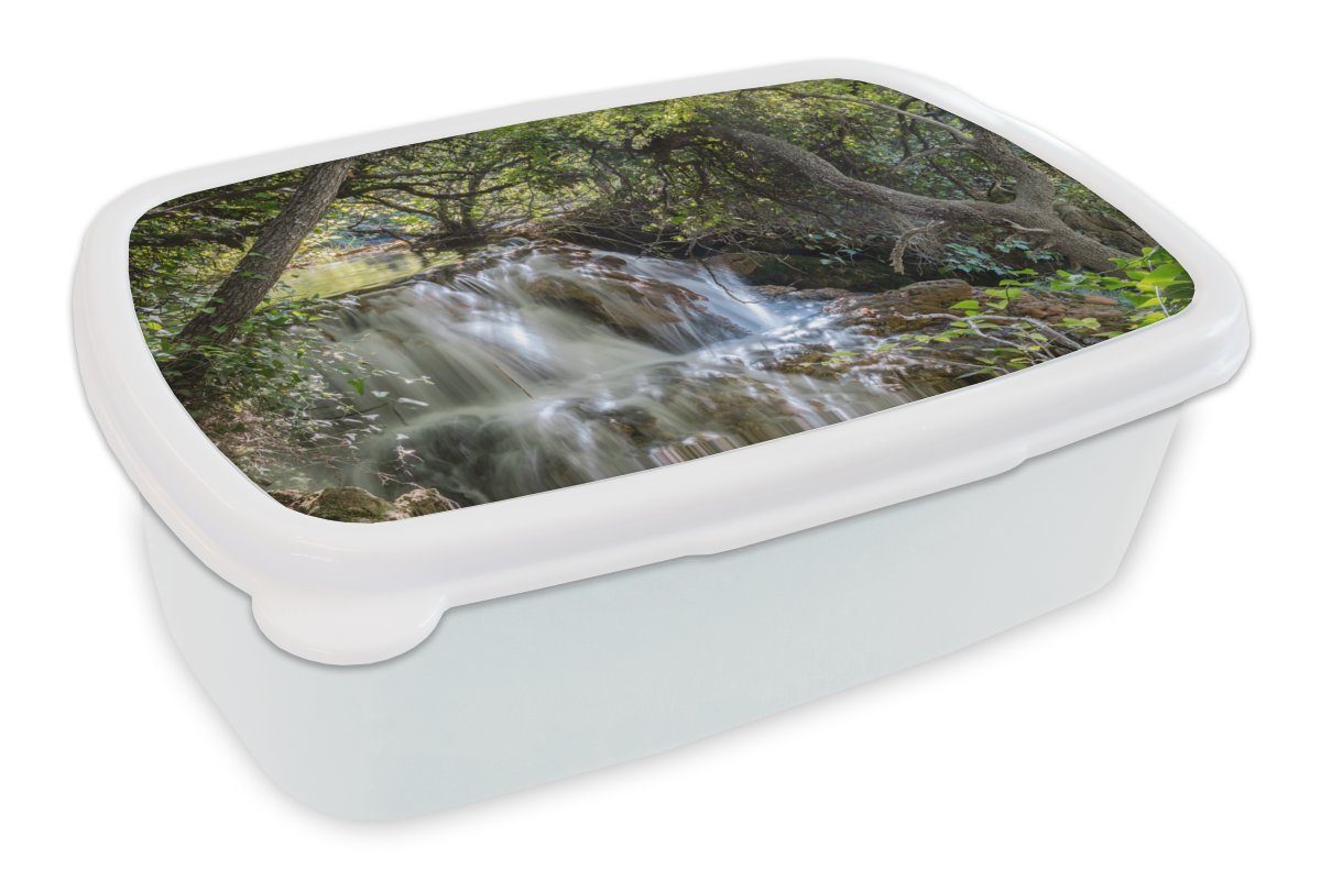 MuchoWow Lunchbox Ein Wasserfall zwischen den Baumstämmen im Krka-Nationalpark in, Kunststoff, (2-tlg), Brotbox für Kinder und Erwachsene, Brotdose, für Jungs und Mädchen weiß
