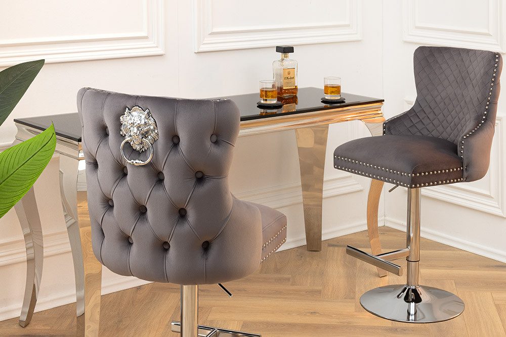 riess-ambiente Barhocker CASTLE DELUXE grau/silber · Barstuhl aus Samt mit Löwenkopf & Nieten (Einzelartikel, 1 St), Tulpenfuß aus Edelstahl in Silber-Optik · Bezug in Chesterfield-Design