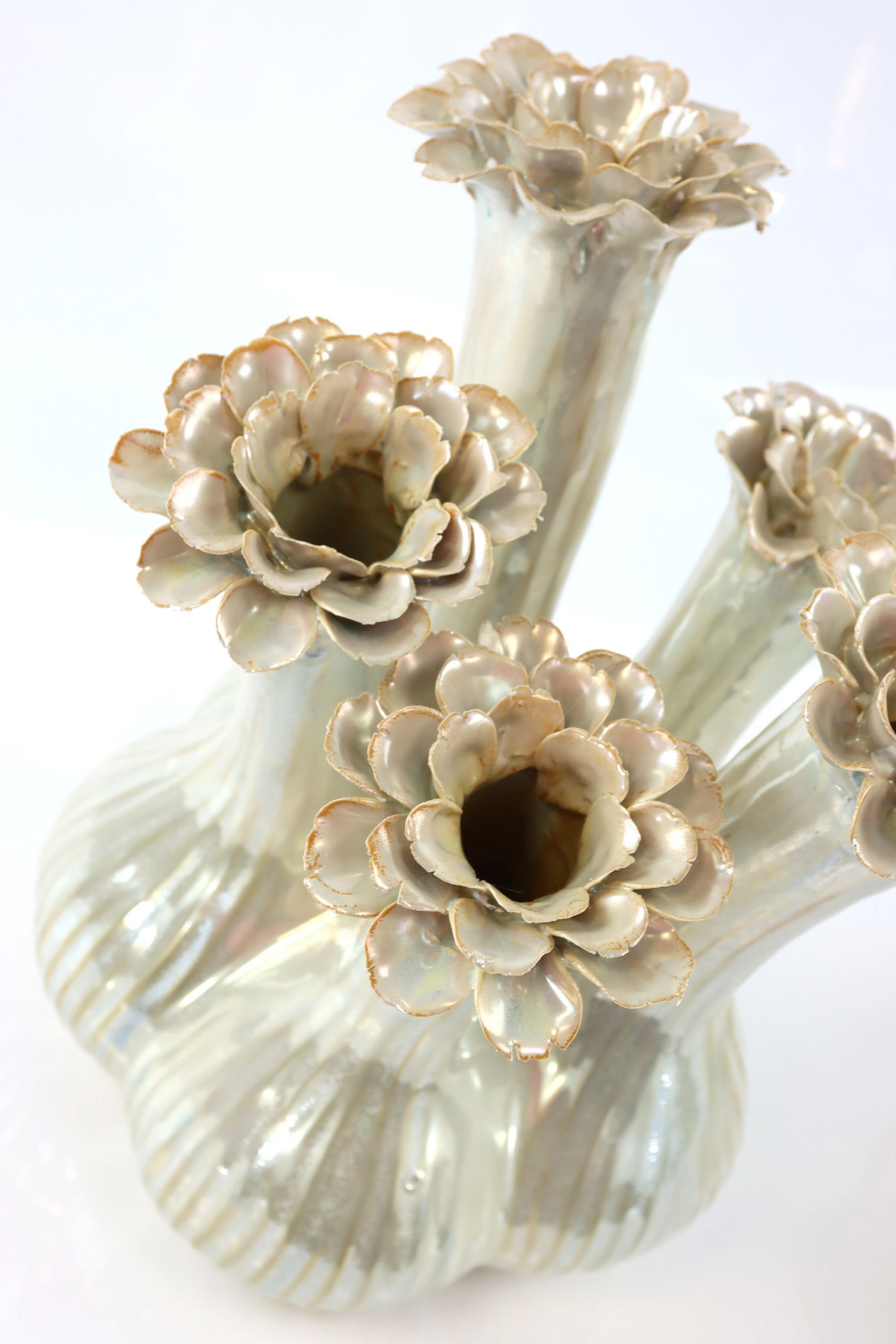 FURNARO Dekovase, plastisches Blumenmotiv mit strukturierter Oberfläche