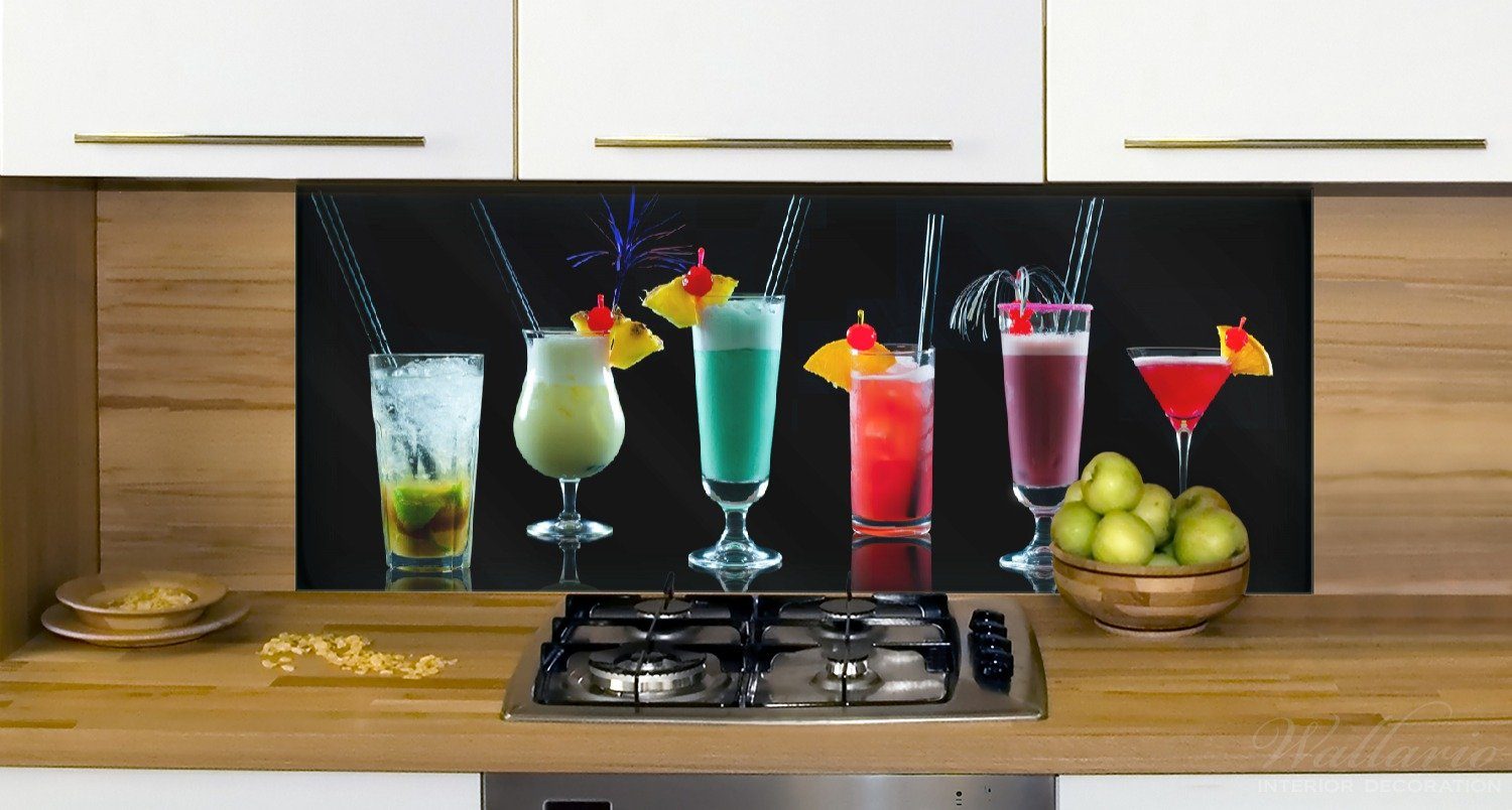 Wallario Küchenrückwand Hintergrund, Cocktails Bunte schwarzem vor (1-tlg)