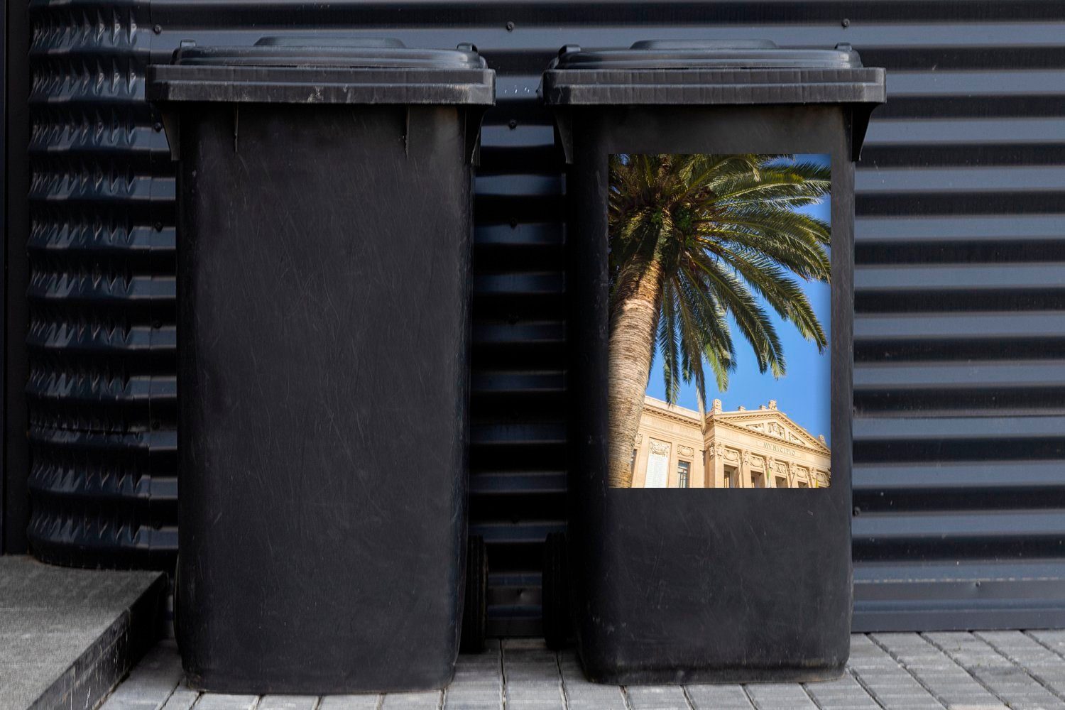 in Wandsticker Palme Italien MuchoWow Sizilien Sticker, einem Container, vor Abfalbehälter Eine Mülltonne, St), Hotel Mülleimer-aufkleber, (1 Messina