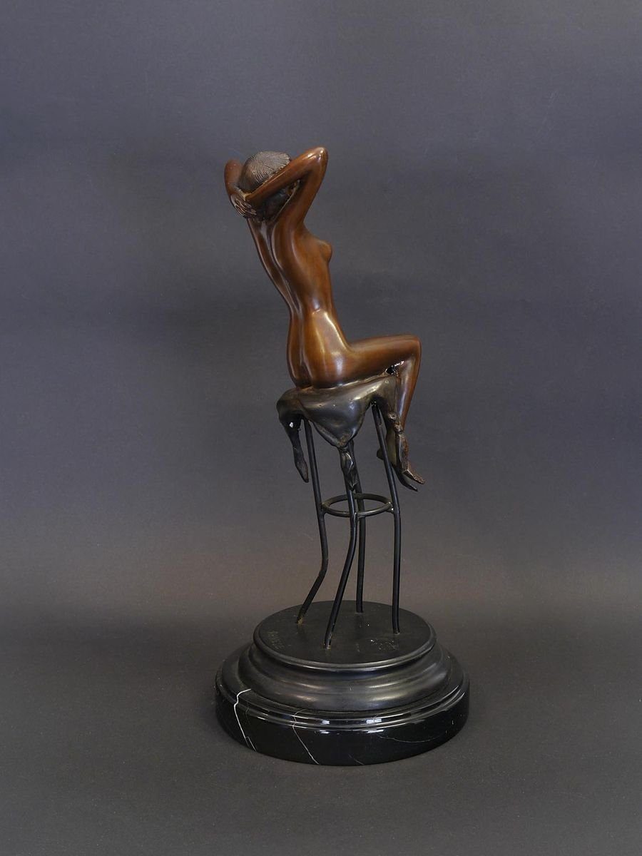 auf AFG sitzend Barhocker Bronze Dekoobjekt Frau Figur Skulptur