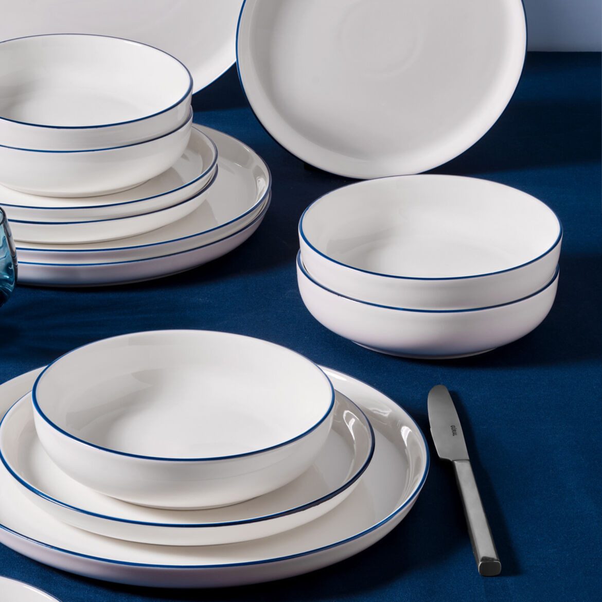 GÜRAL Porselen Tafelservice BILBAO (12-tlg), 4 Personen, Porzellan, Cremefarben, dunkelblauer Rand, robustes Bone Porzellan