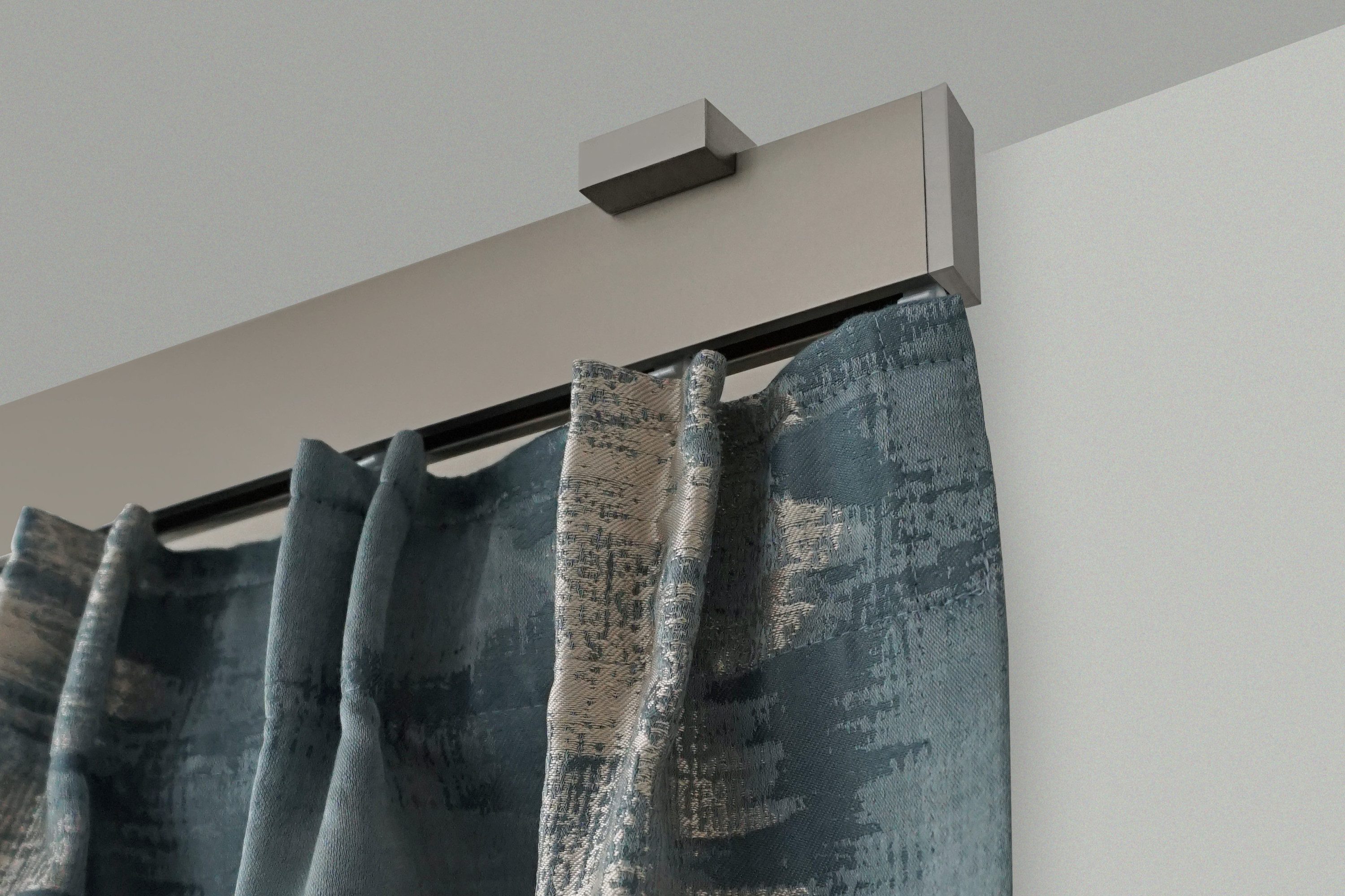GARESA Gardinenstange FLAT, 1-läufig, Wunschmaßlänge, verschraubt, Aluminium, Rechteckprofil, perfekter Lauf, modern, verlängerbar, mit Endkappe