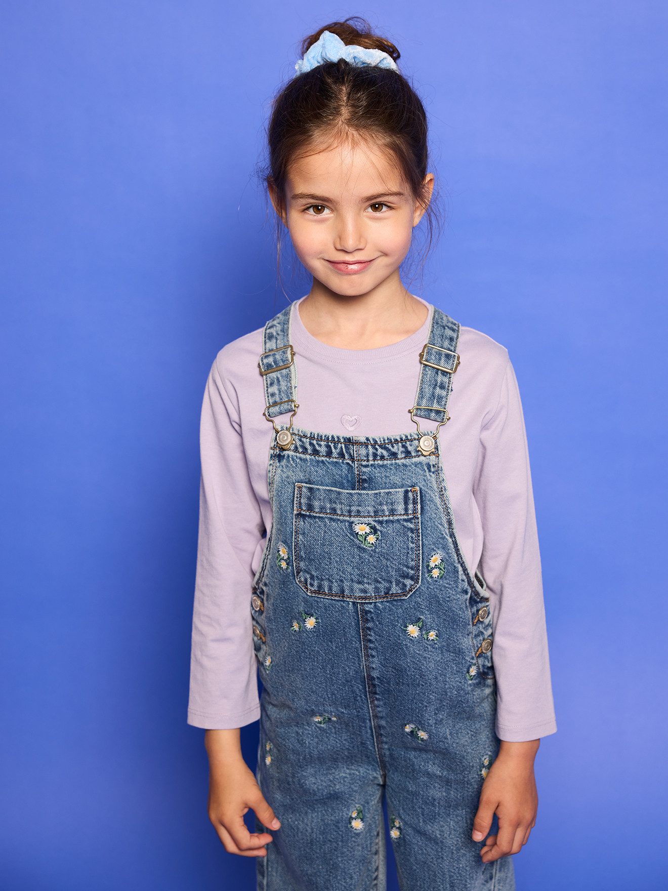 vertbaudet Jumpsuit Latzjeans mit Blumen-Stickerei Mädchen – Bild 5 von 5